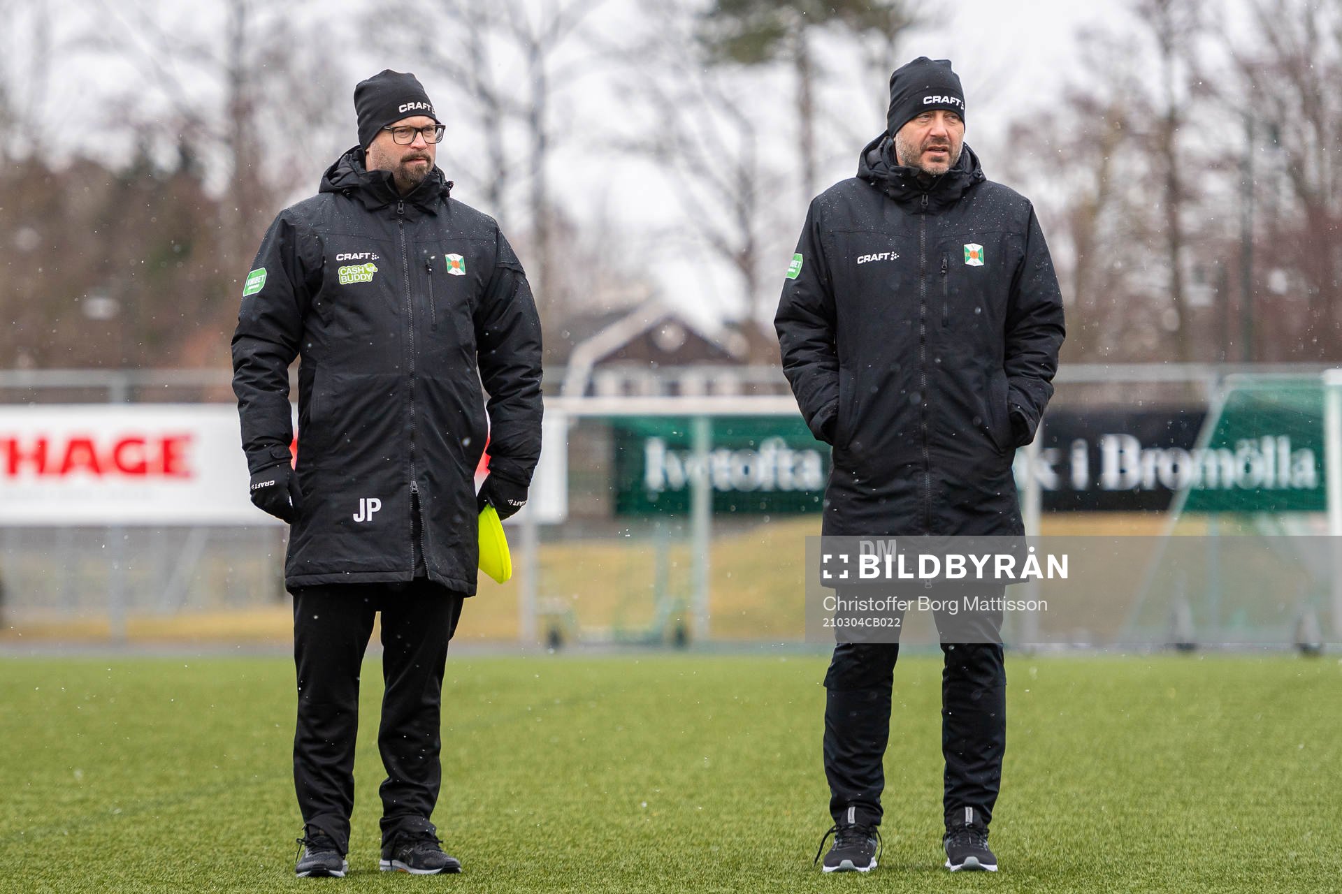 Tränare Joakim Persson och assisterande tränare Danijel Milovanovic under en träning med Varberg den 4 mars 2021 i Bromölla.
