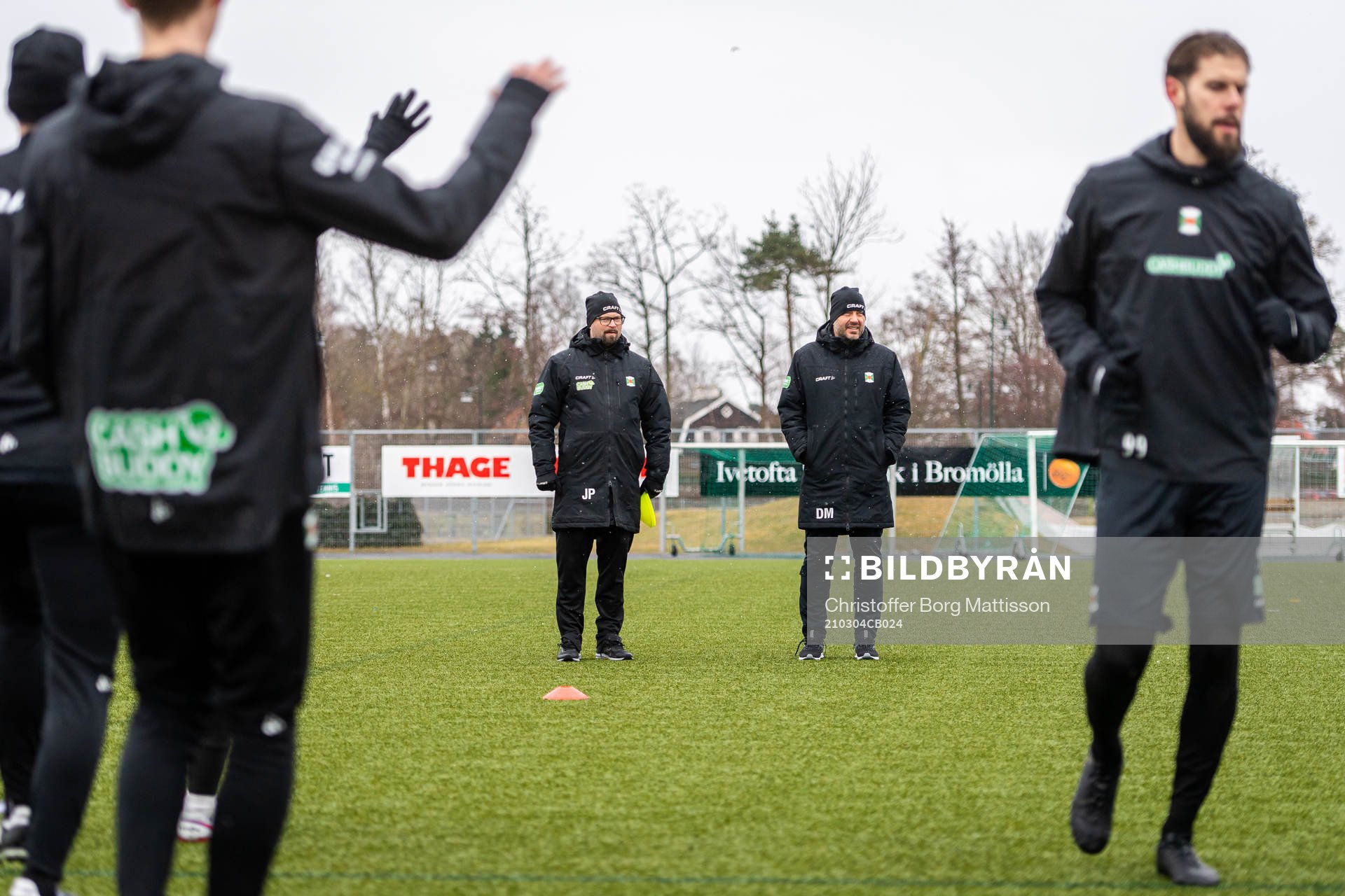 Tränare Joakim Persson och assisterande tränare Danijel Milovanovic under en träning med Varberg den 4 mars 2021 i Bromölla.
