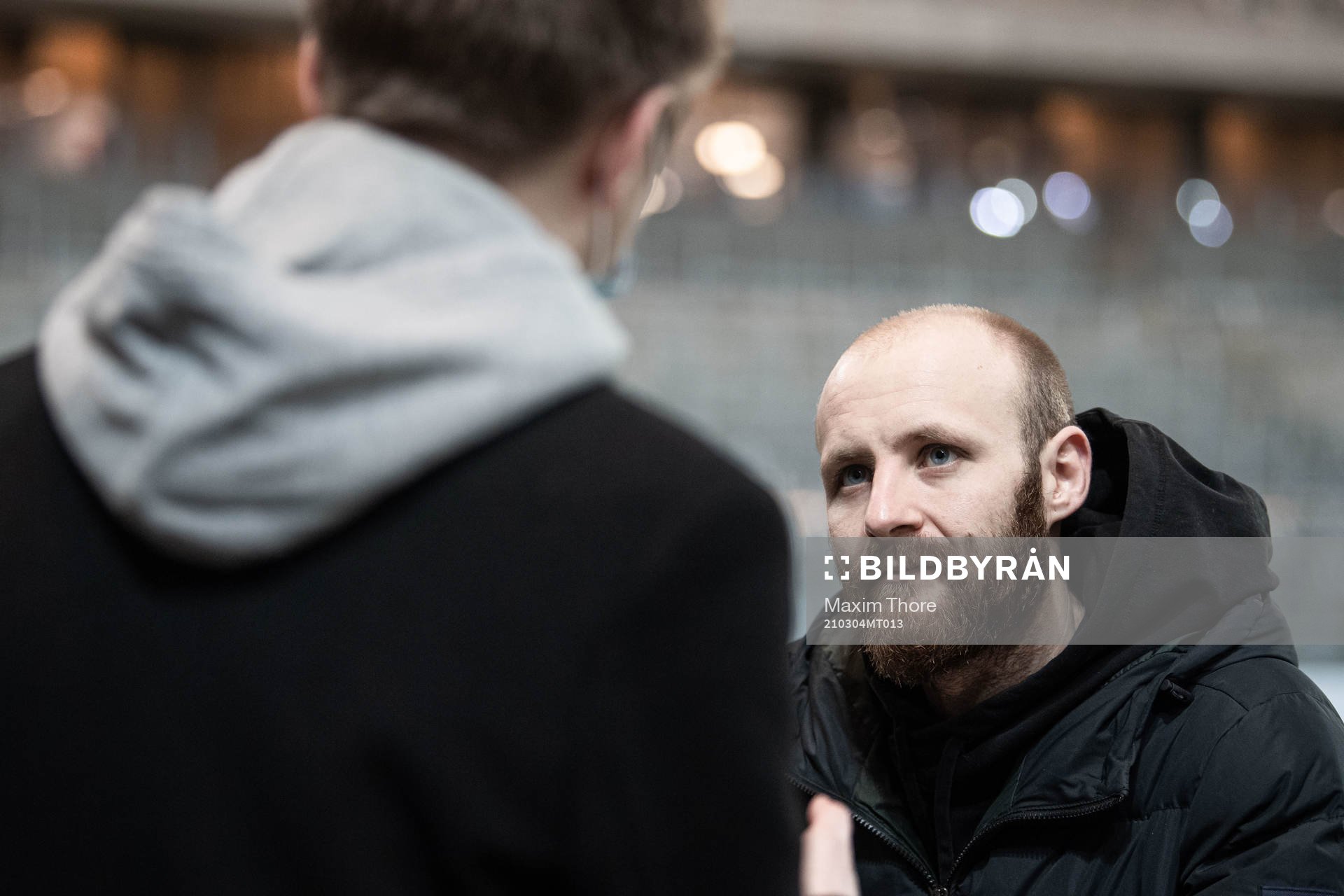 Curtis Edwards blir intervjuad