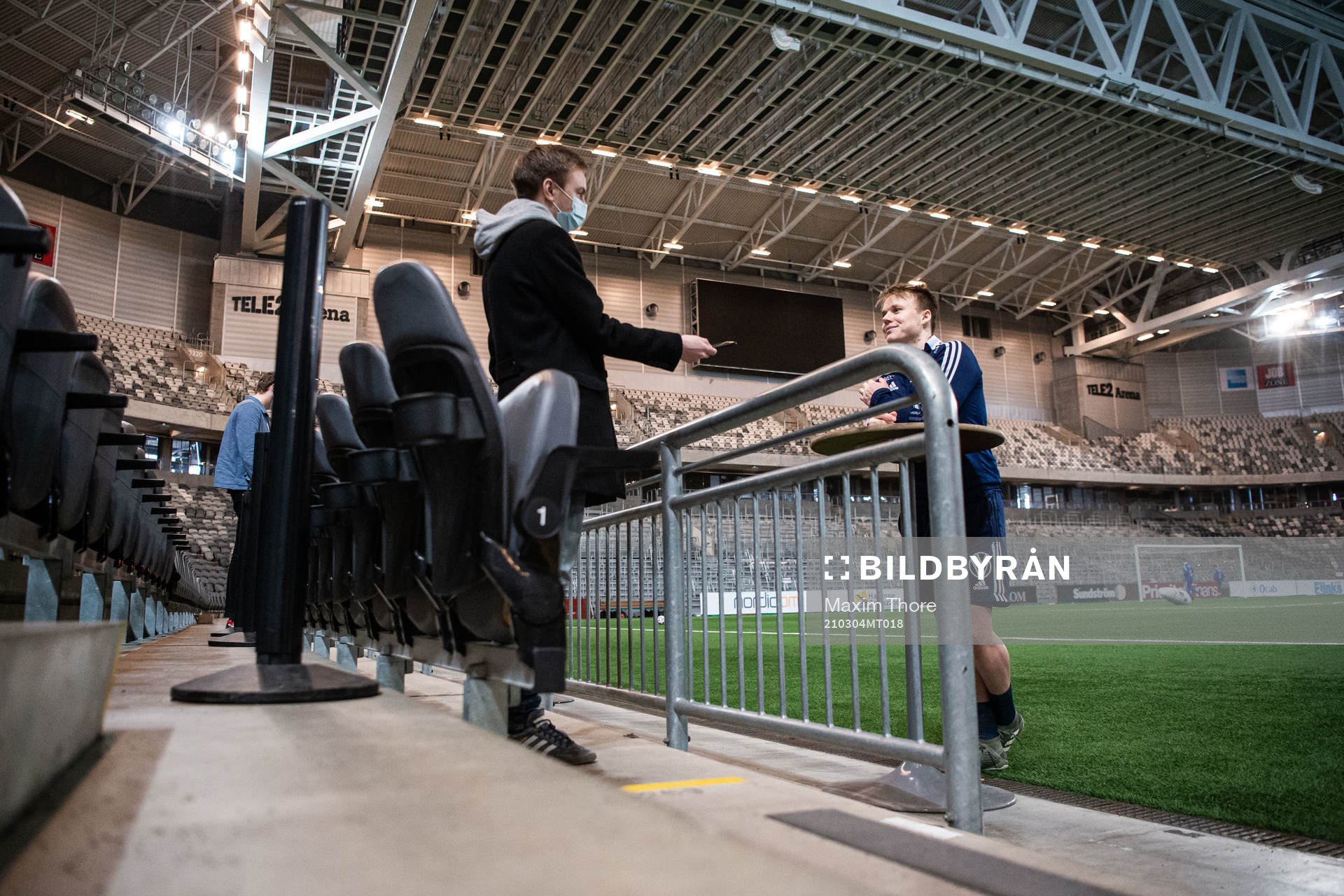 Elliot Käck blir intervjuad