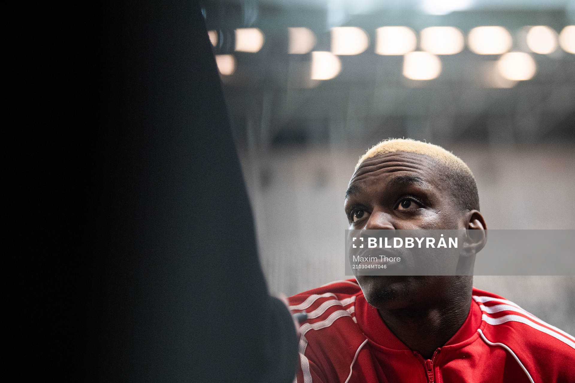 Joel Asoro blir intervjuad