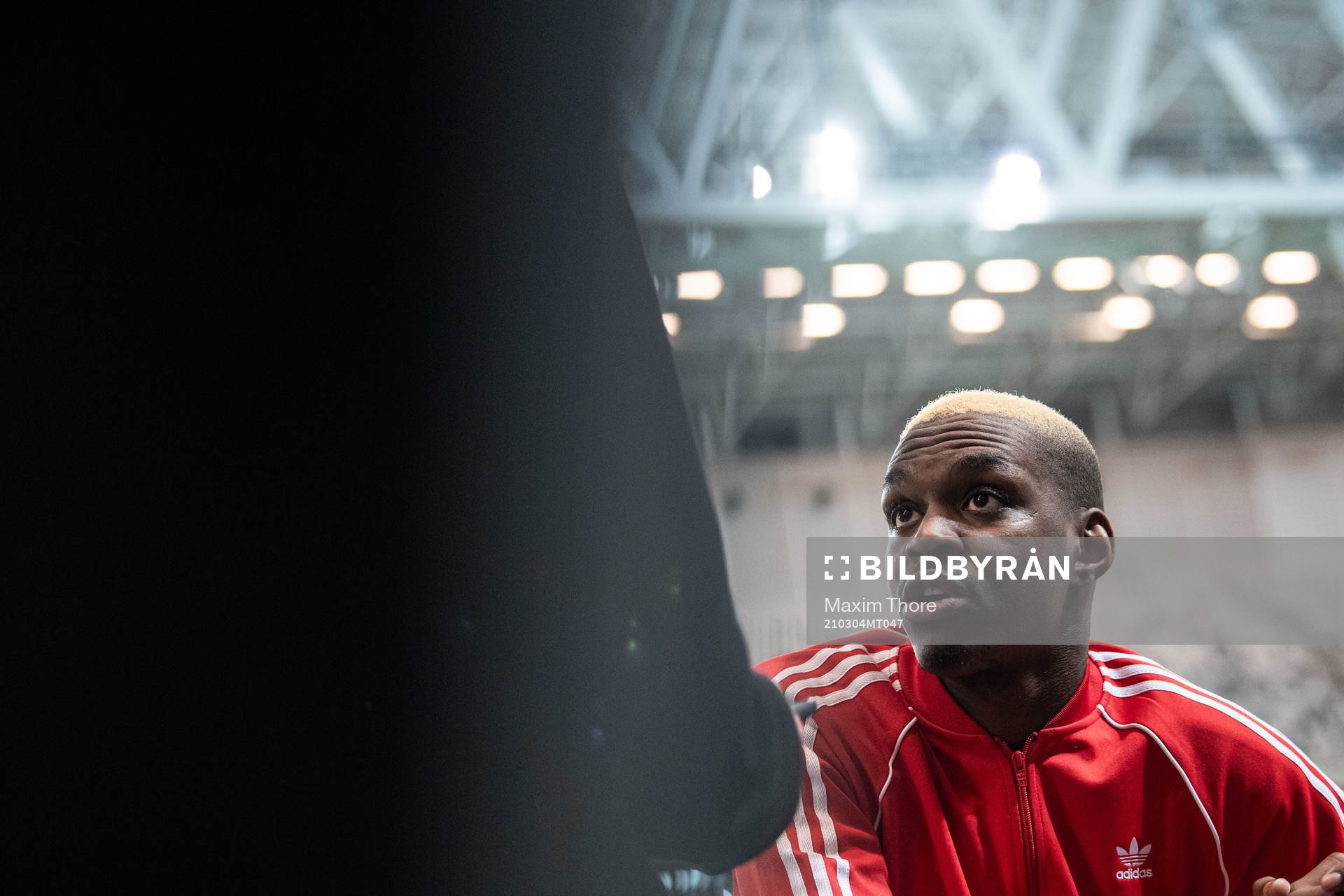 Joel Asoro blir intervjuad