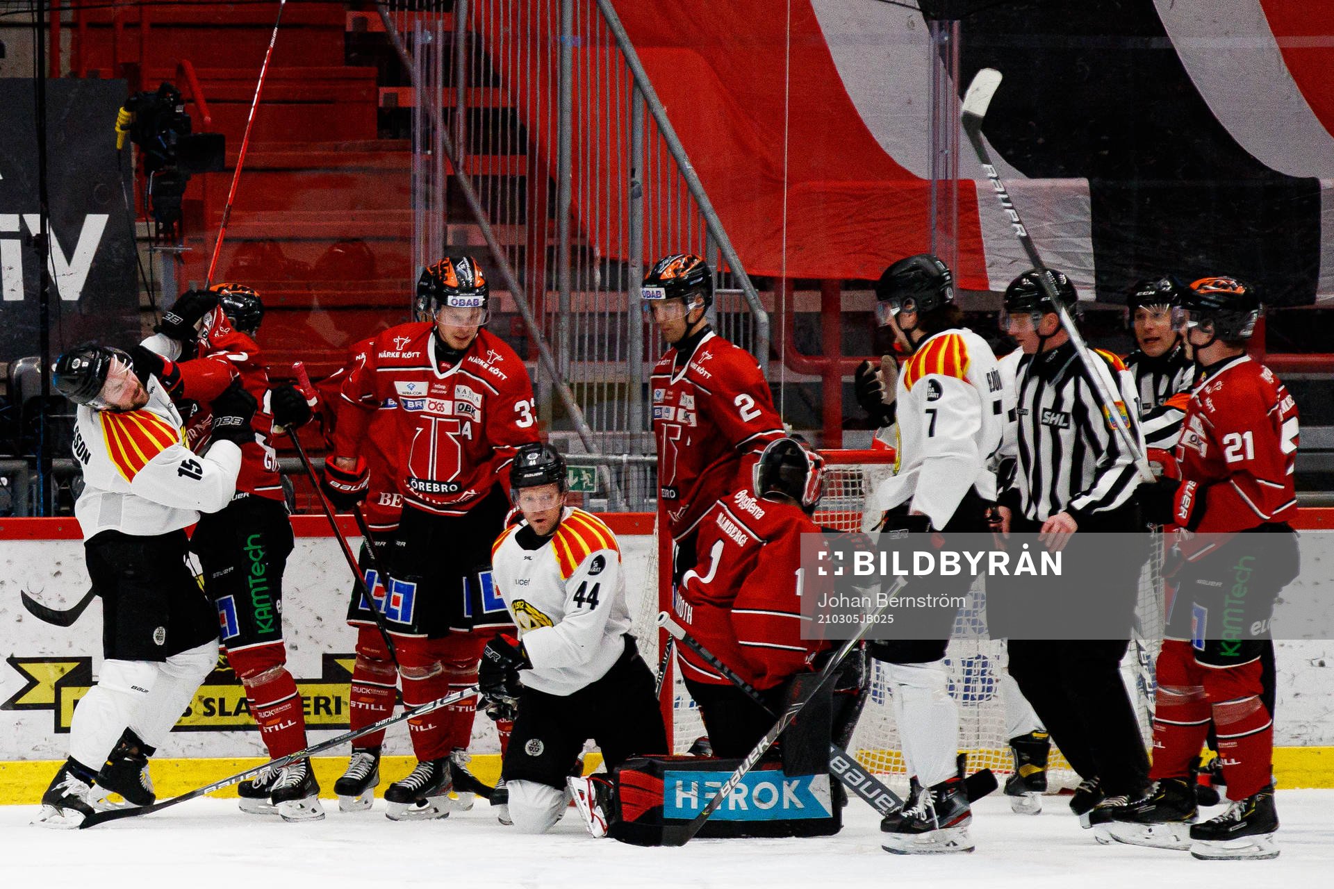 Brynäs Simon Bertilsson och Örebros Glenn Gustafsson i