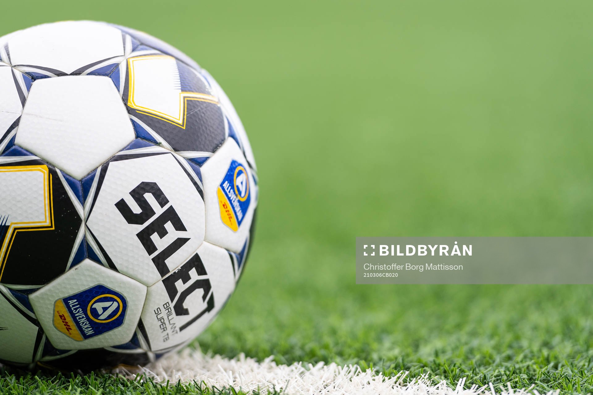 En fotboll ligger på gräsmattan