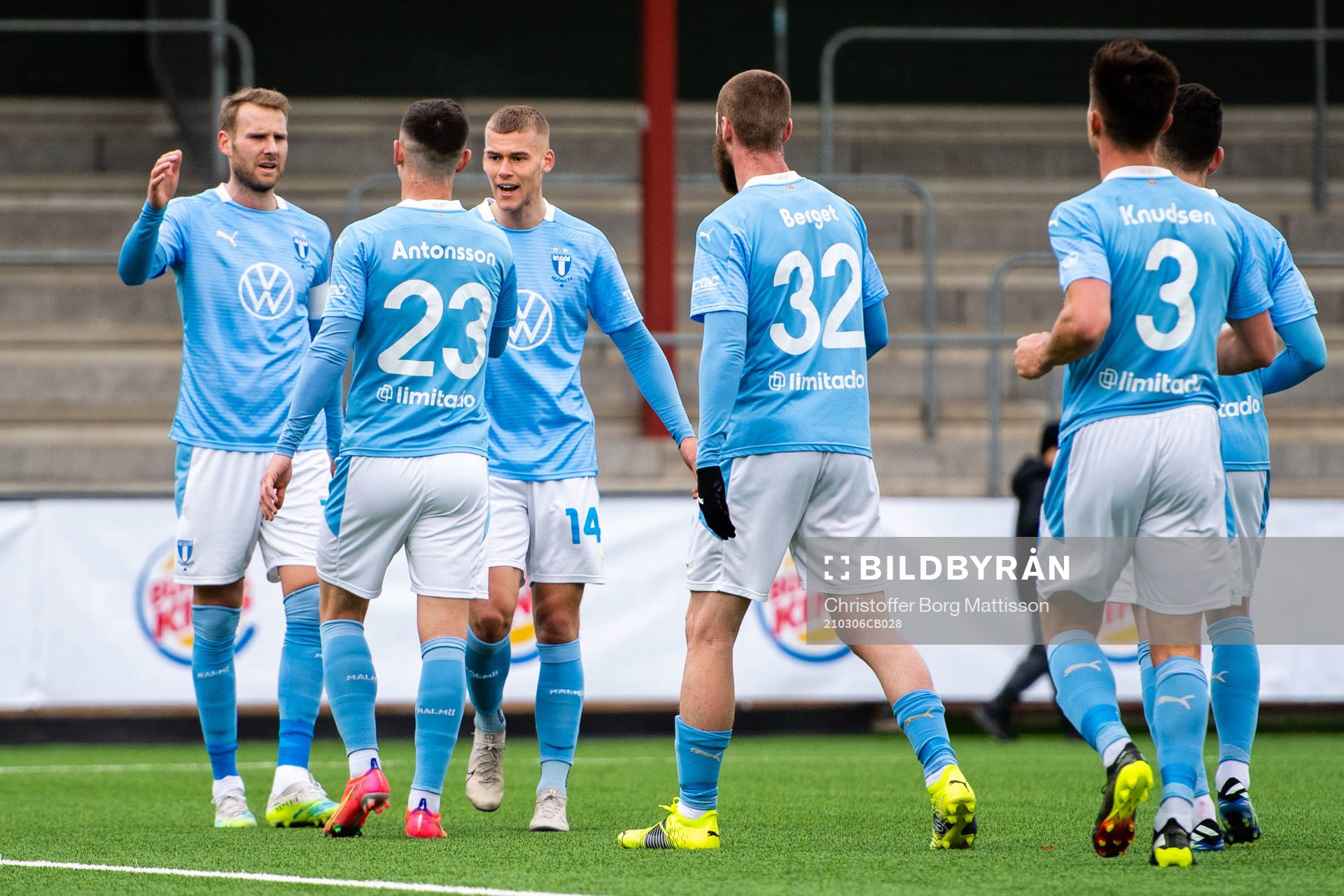 Malmö FFs spelare jublar efter att Marcus Antonsson gjort 1-0 under fotbollsmatchen i Svenska Cupen mellan Malmö FF och Halmstad den 6 mars 2021 i Malmö. 