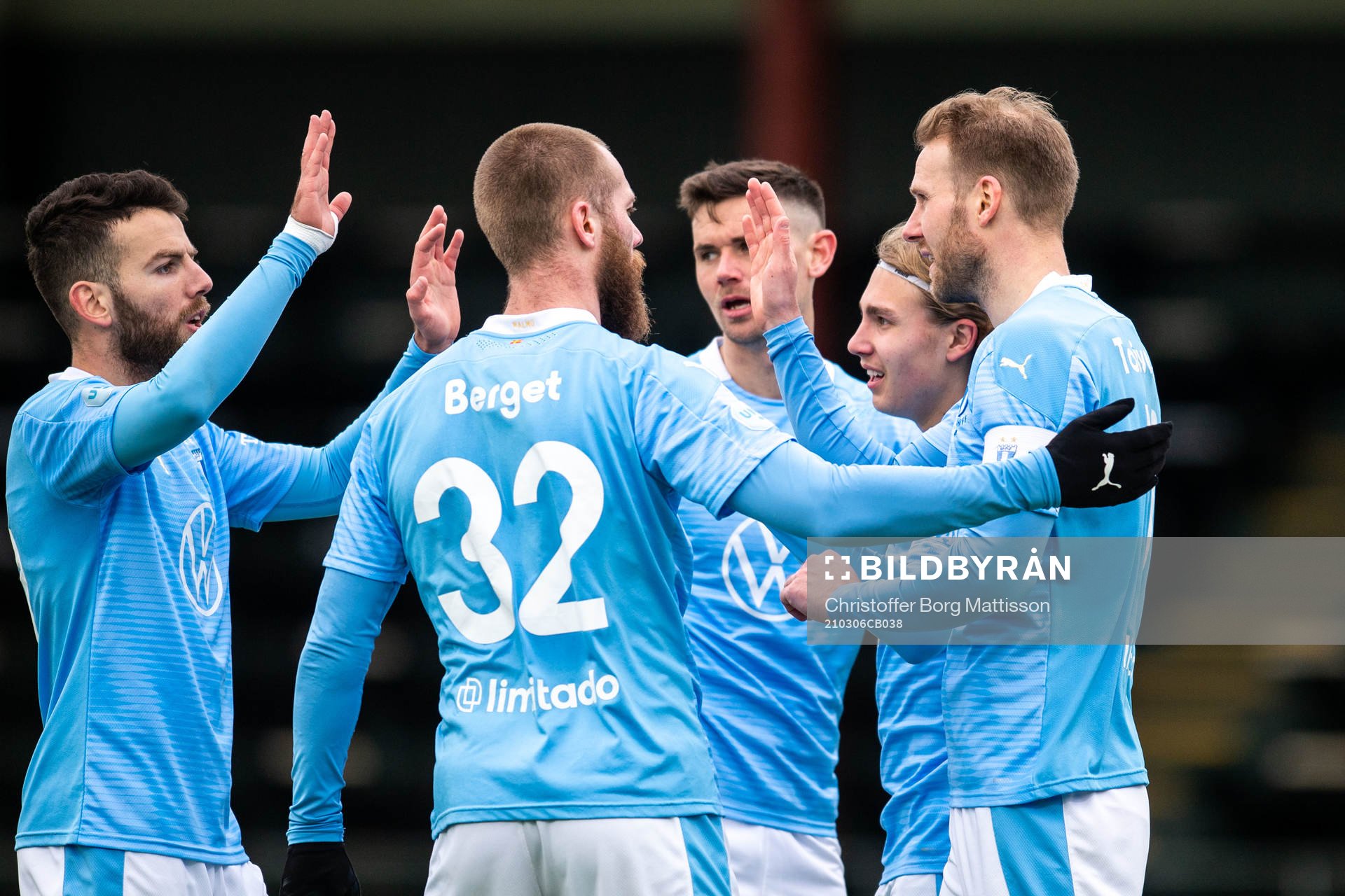 Malmö FFs Ola Toivonen jublar med lagkamrater