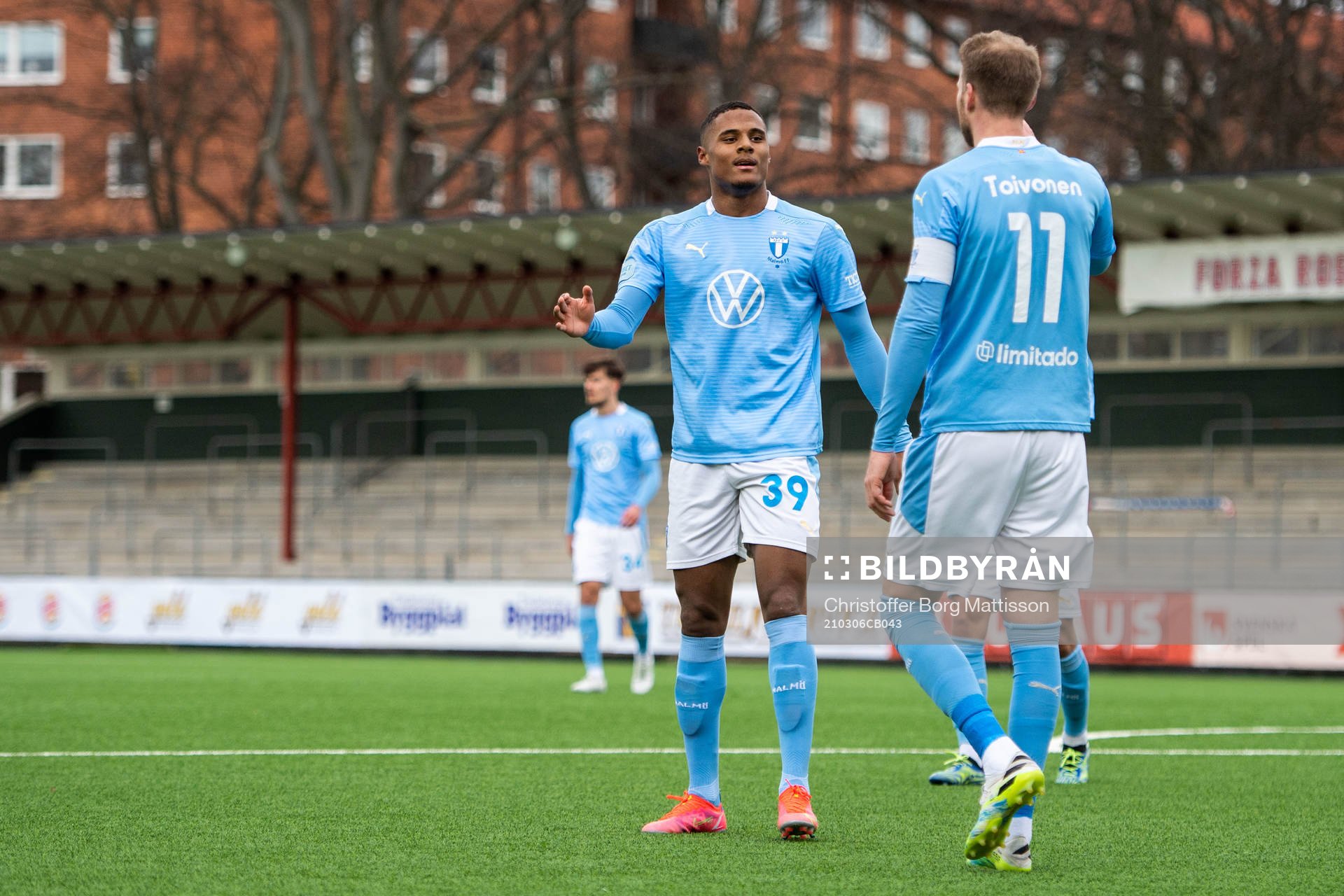 Malmö FFs Armin Sarr och Ola Toivonen jublar