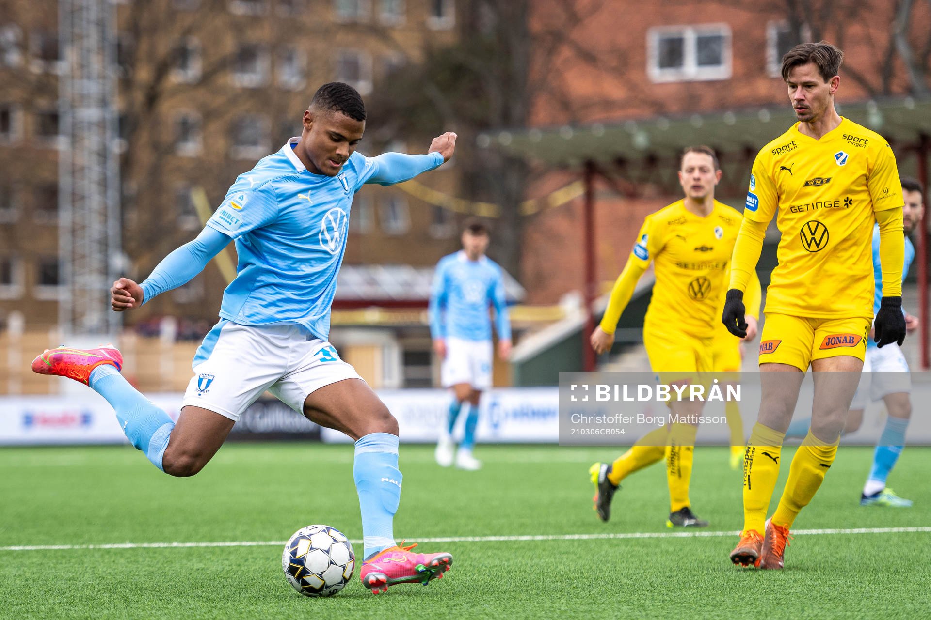 Malmö FFs Amin Sarr och Halmstads Dusan Djuric