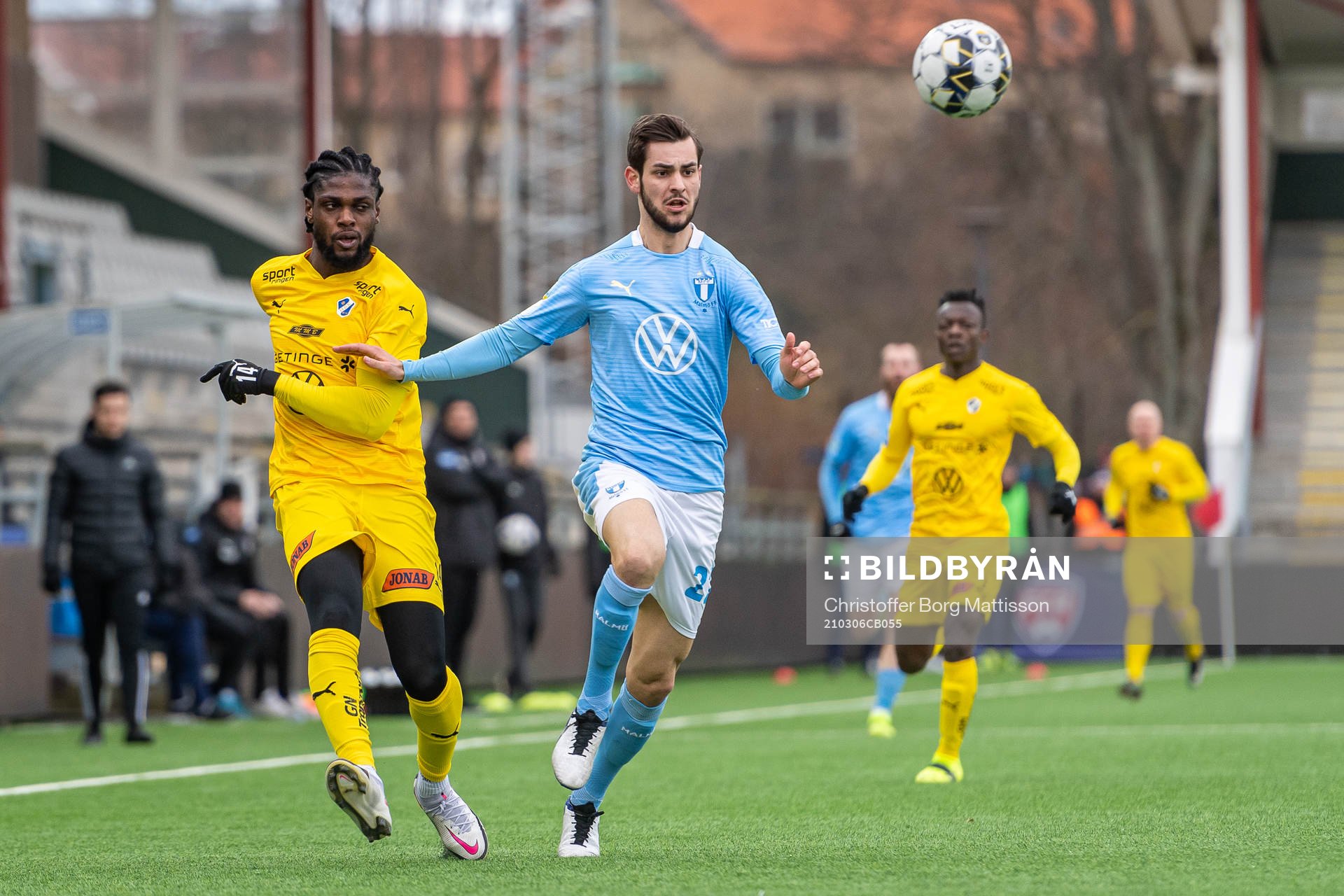 Halmstads Joseph Baffoe och Malmö FFs Adi Nalic
