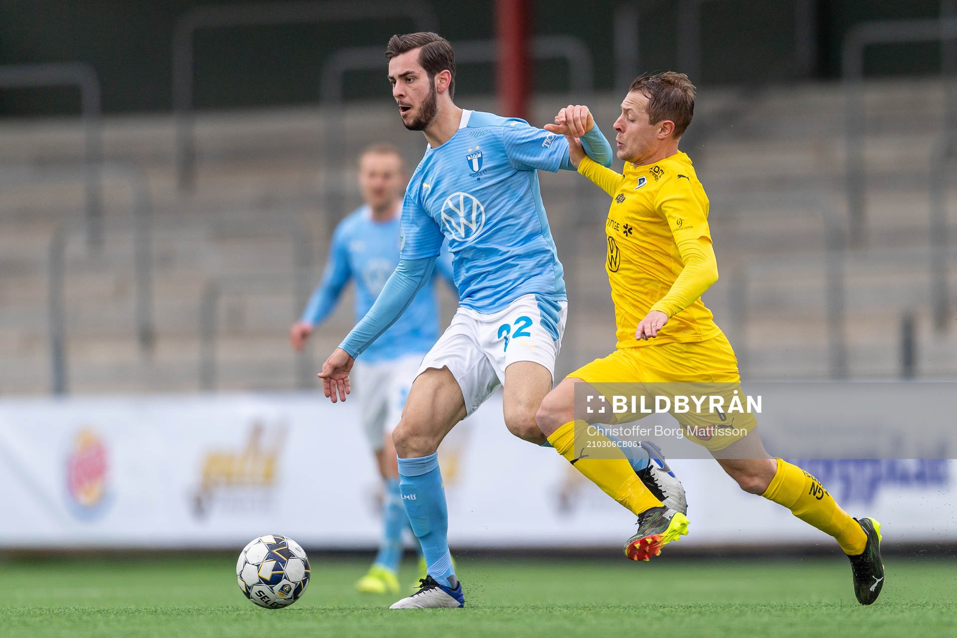 Malmö FFs Adi Nalic mot Halmstads Joel Allansson