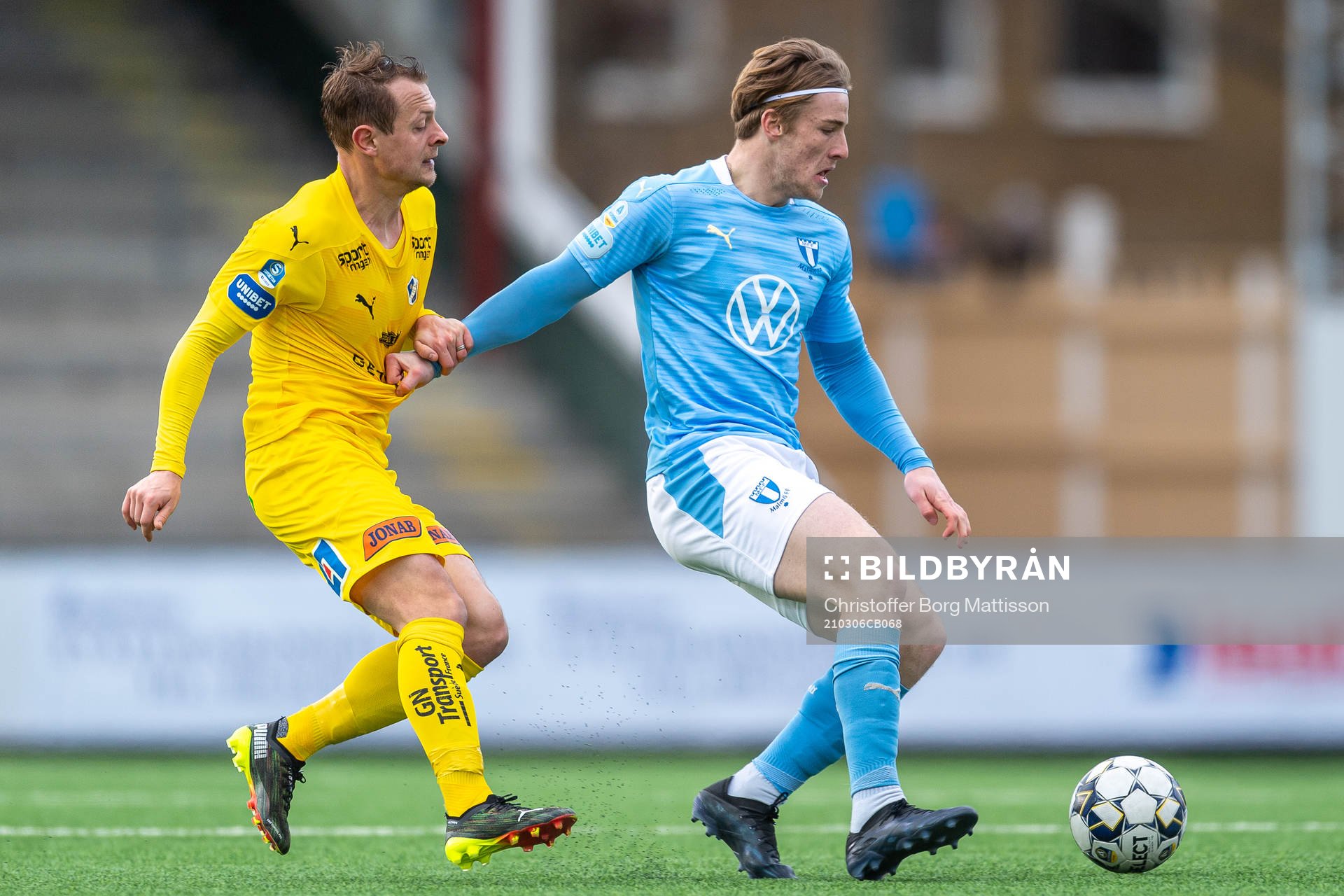 Malmö FFs Markus Björkqvist jagas av Halmstads Joel