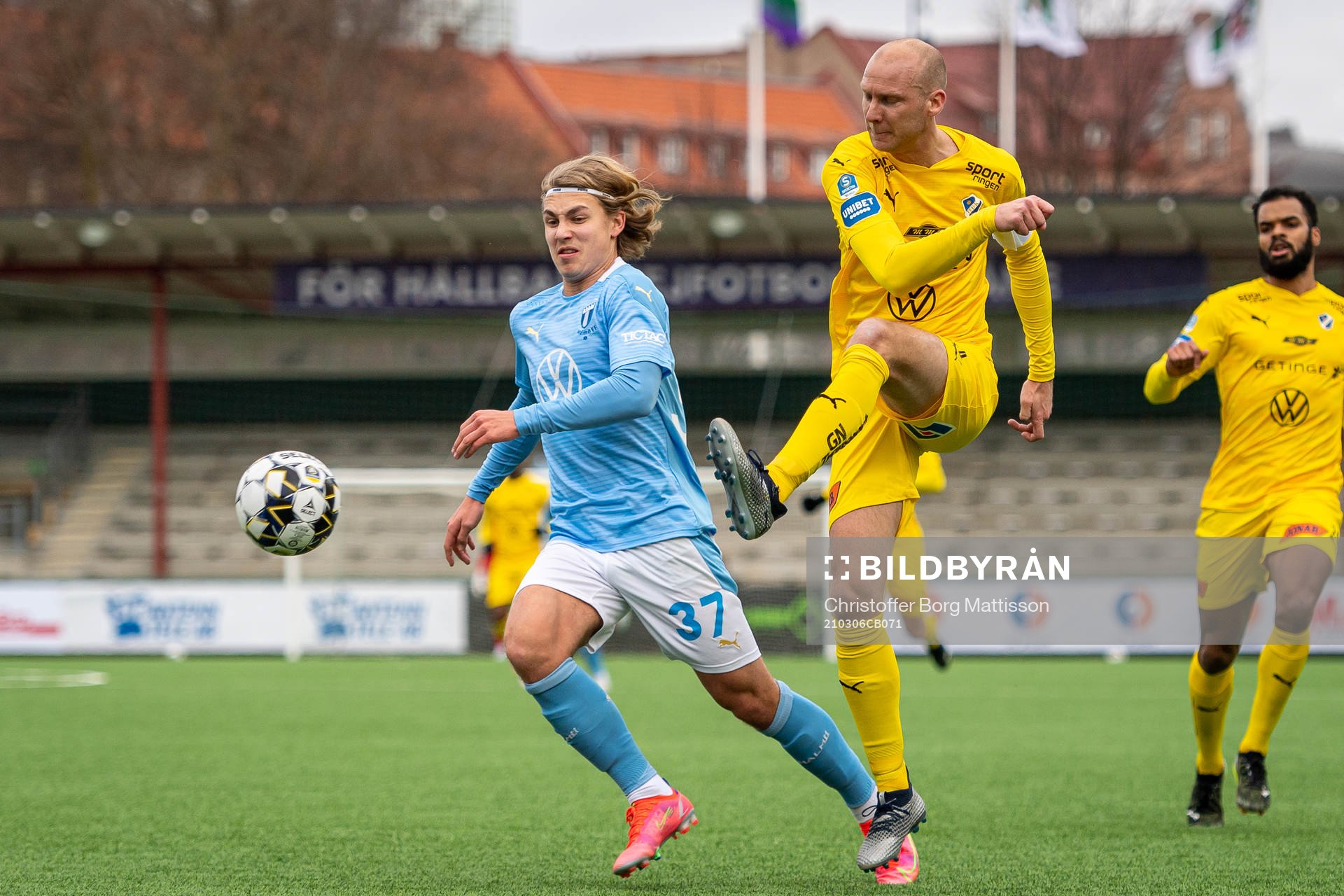 Malmö FFs Sebastian Nanasi mot Halmstads Andreas Johansson