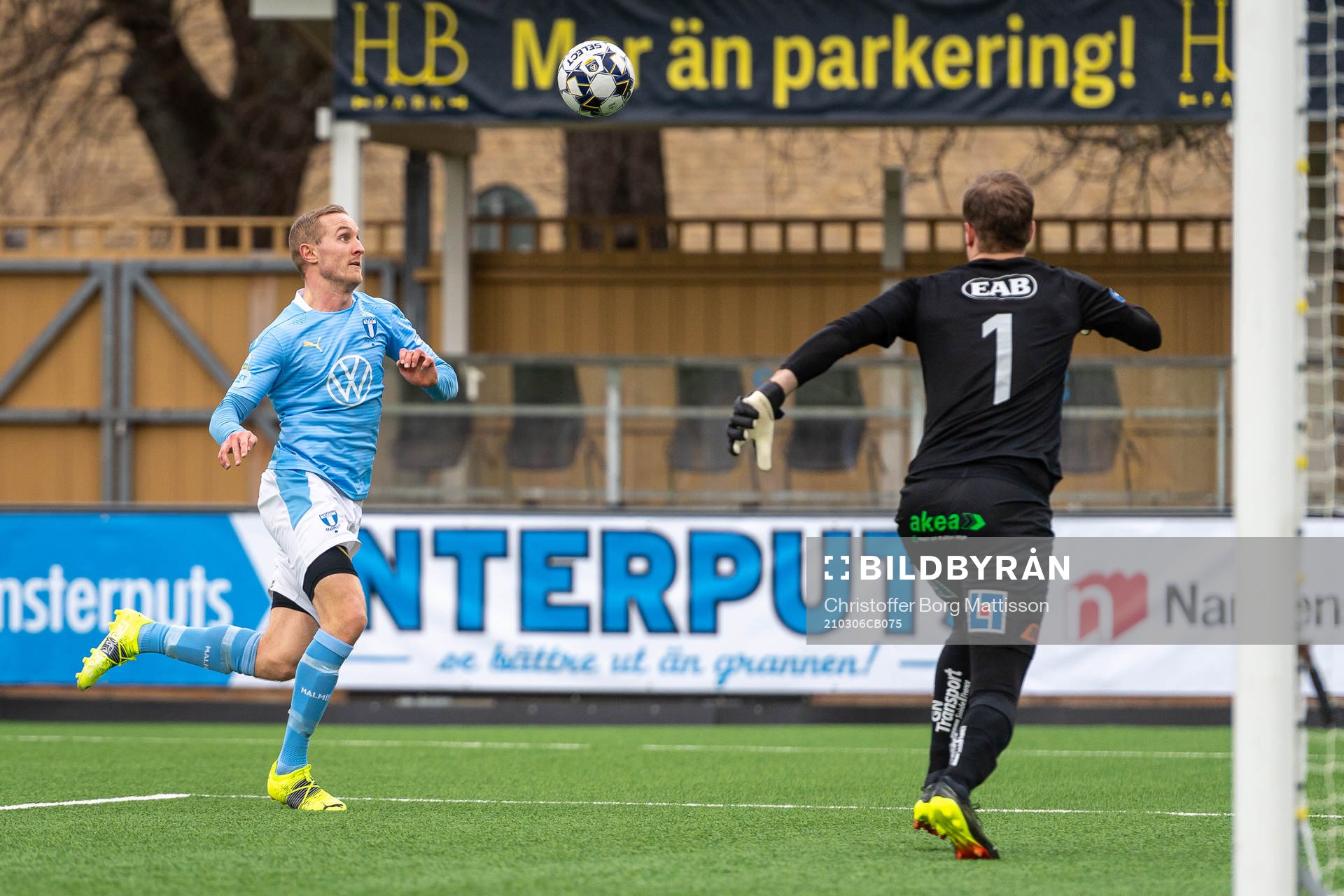 Malmö FFs Franz Brorsson oroar framför Halmstads målvakt