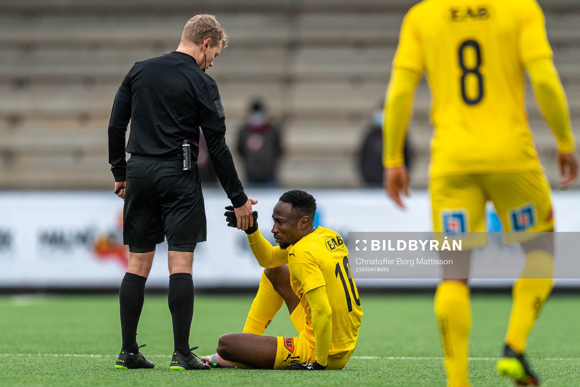 domare Fredrik Klitte hjälper Halmstads Sadat Karim