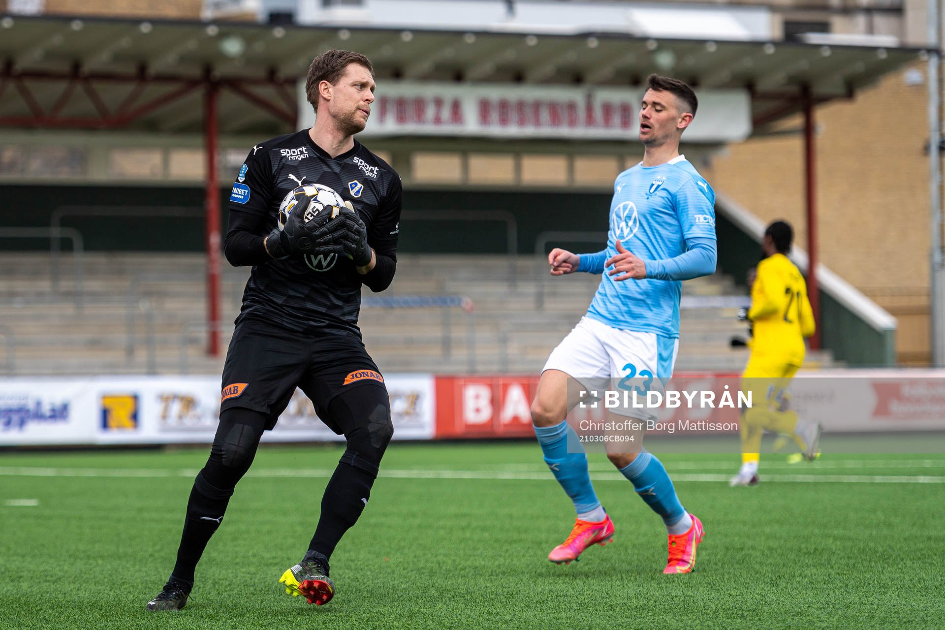 Halmstads målvakt Malkolm Nilsson Säfqvist och Malmö FFs