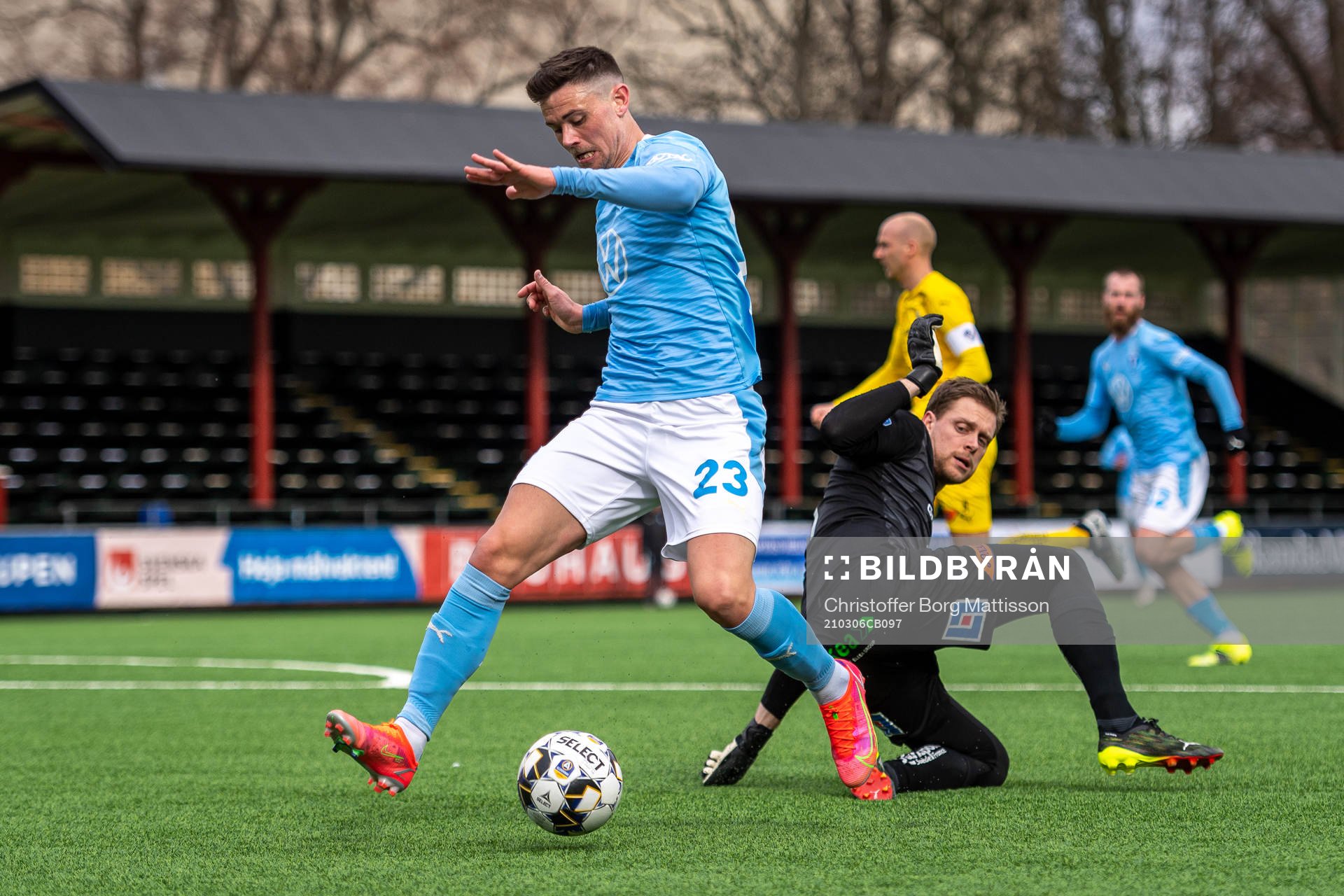 Malmö FFs Marcus Antonsson tar sig förbi Halmstads