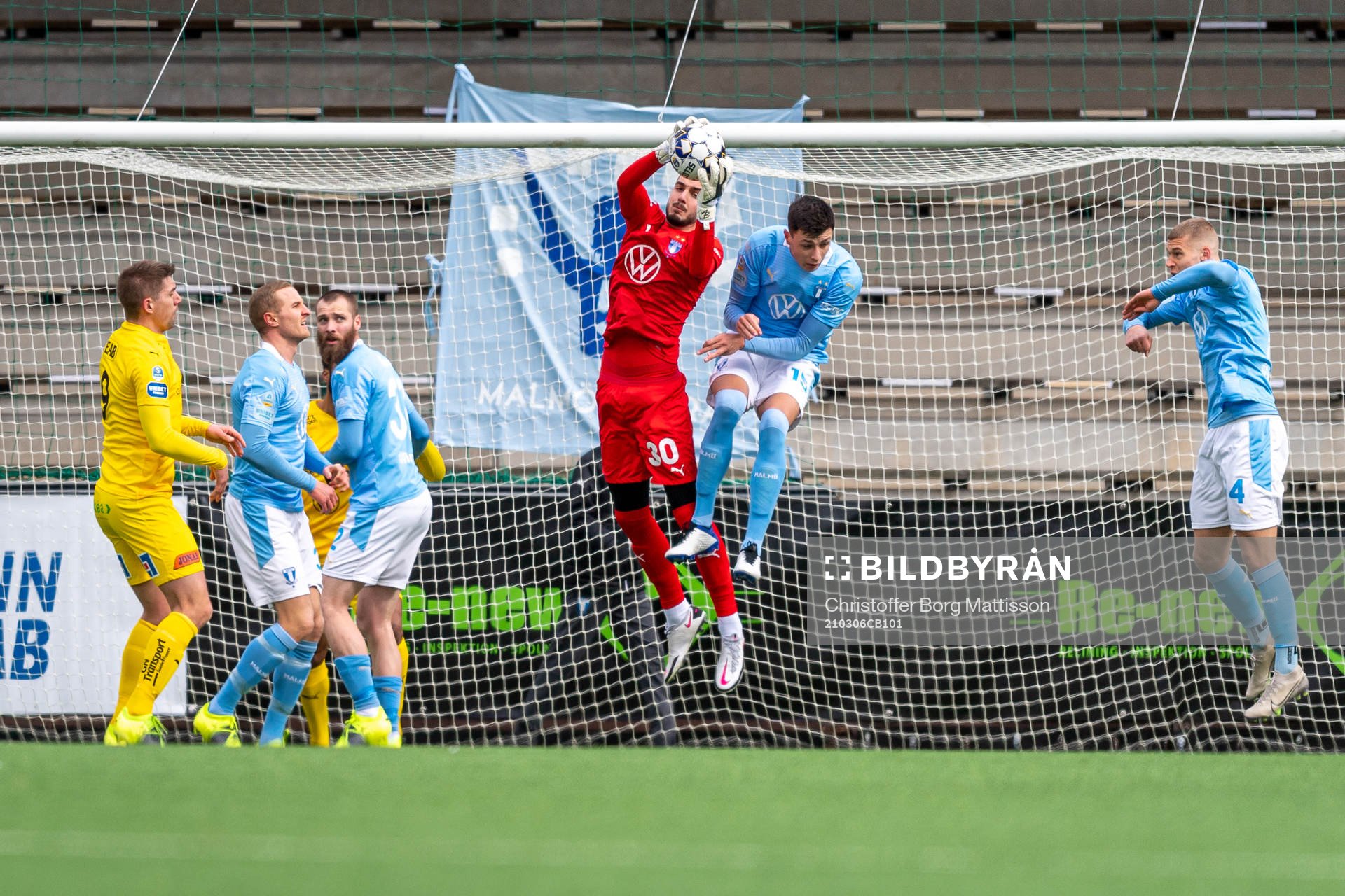Malmö FFs målvakt Marko Johansson med en räddning