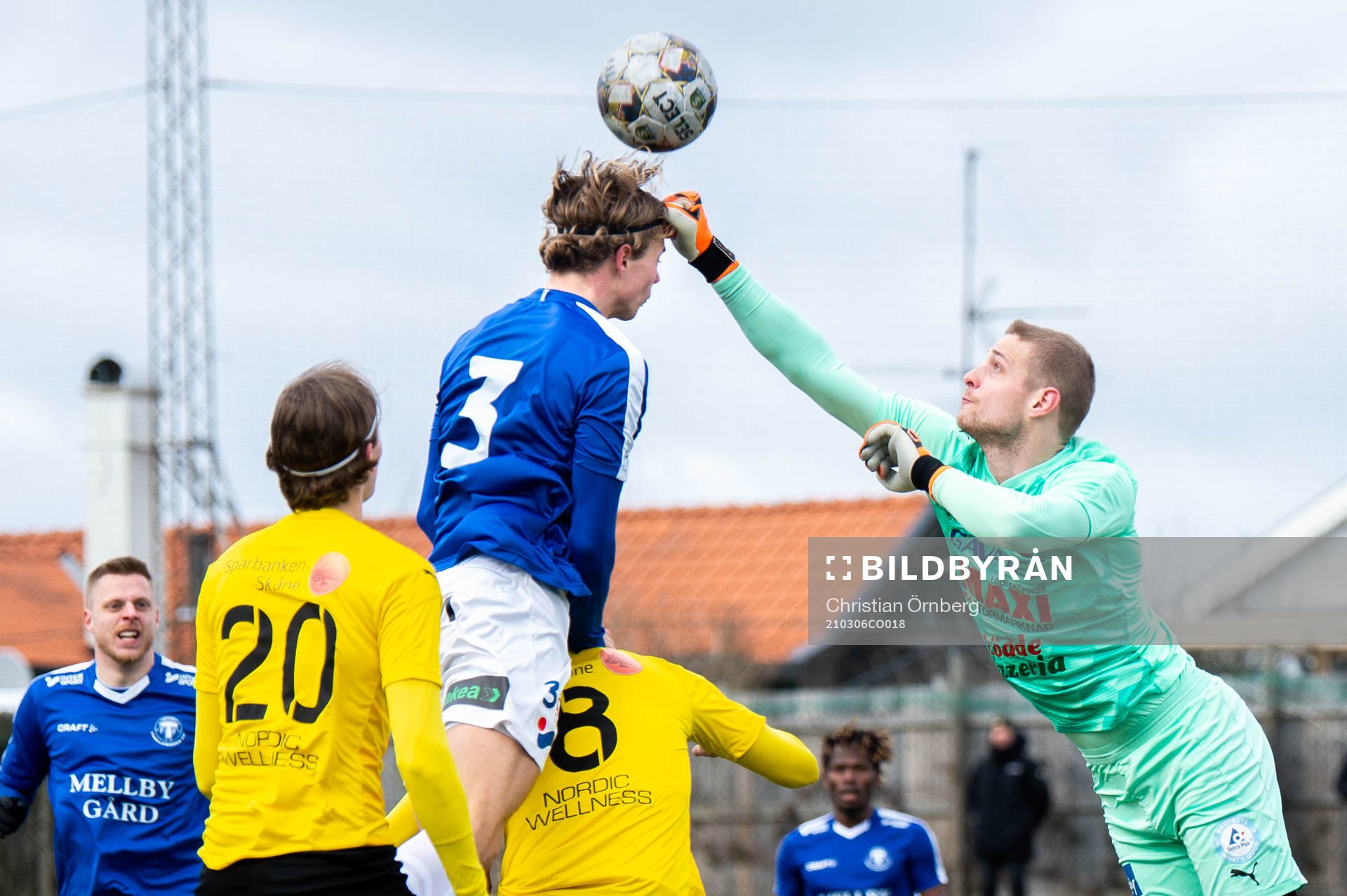 Löddes målvakt Oliver Lindstedt boxar bort bollen framför Trelleborgs Niklas Vesterlund under fotbollsmatchen i Svenska Cupen mellan Trelleborg och Lödde den 6 mars 2021 i Trelleborg.