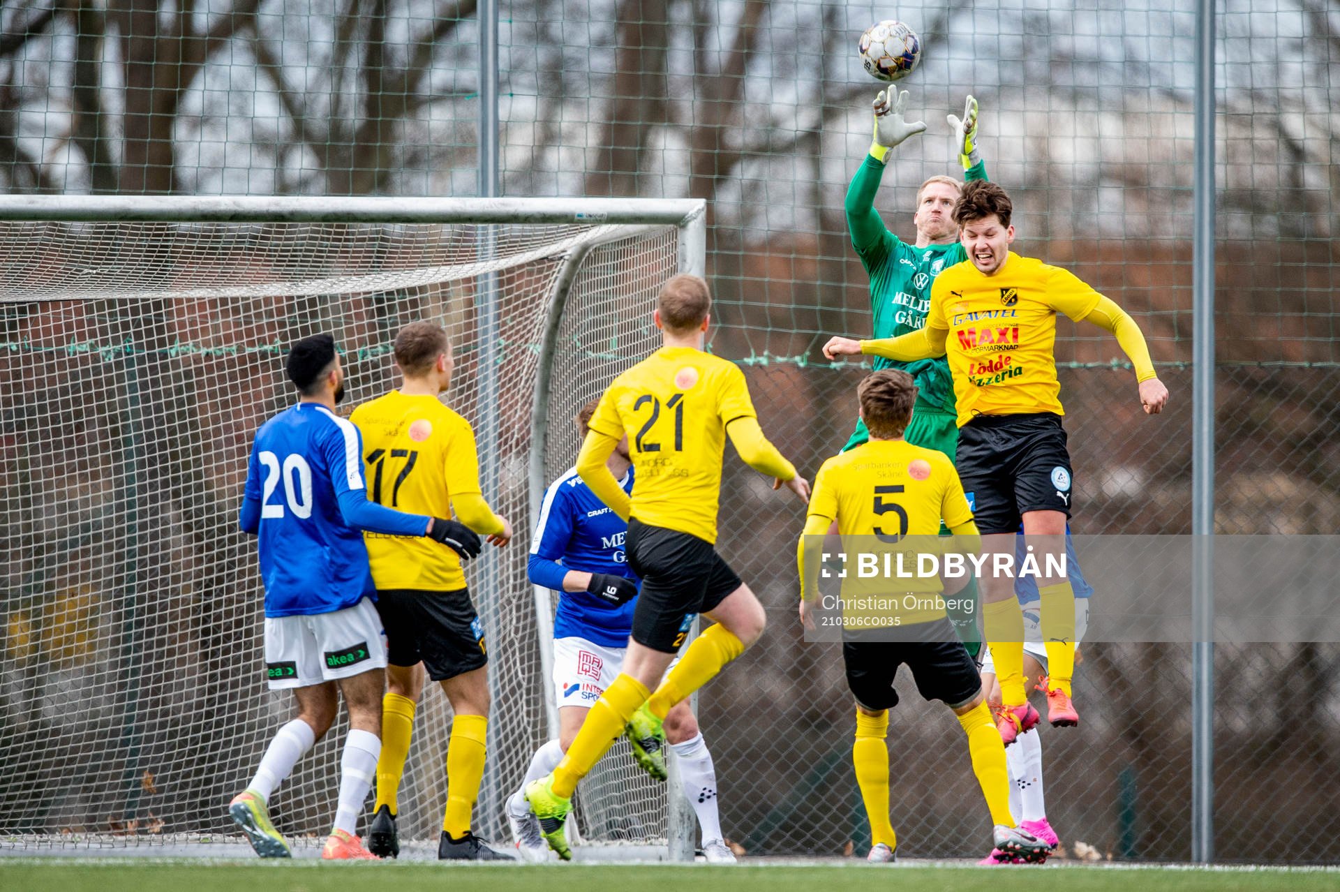Trelleborgs målvakt Hampus Nilsson räddar bollen