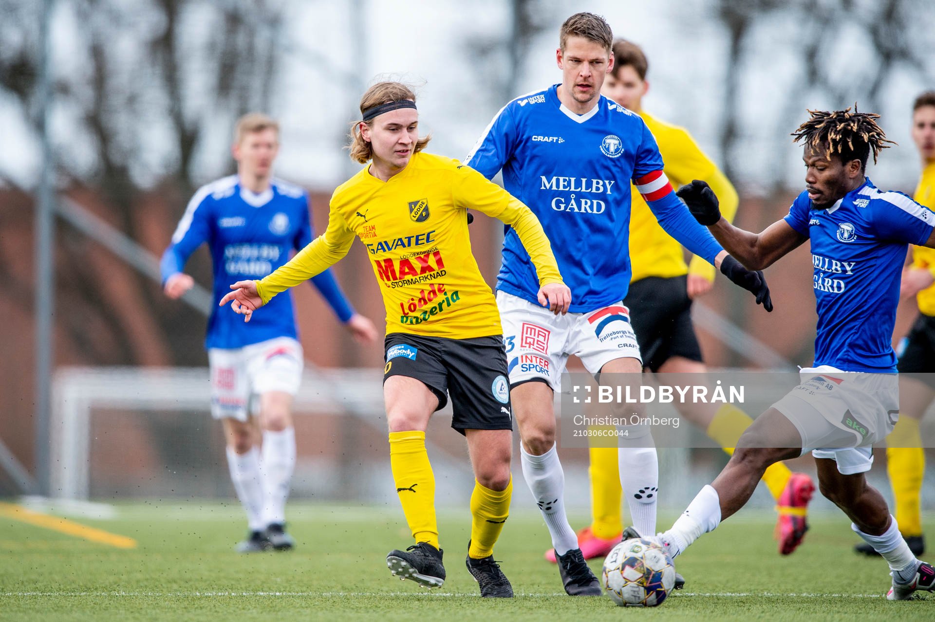 Trelleborgs Fatawu Safiu och Fredrik Liverstam mot Löddes Jesper Edlund under fotbollsmatchen i Svenska Cupen mellan Trelleborg och Lödde den 6 mars 2021 i Trelleborg.