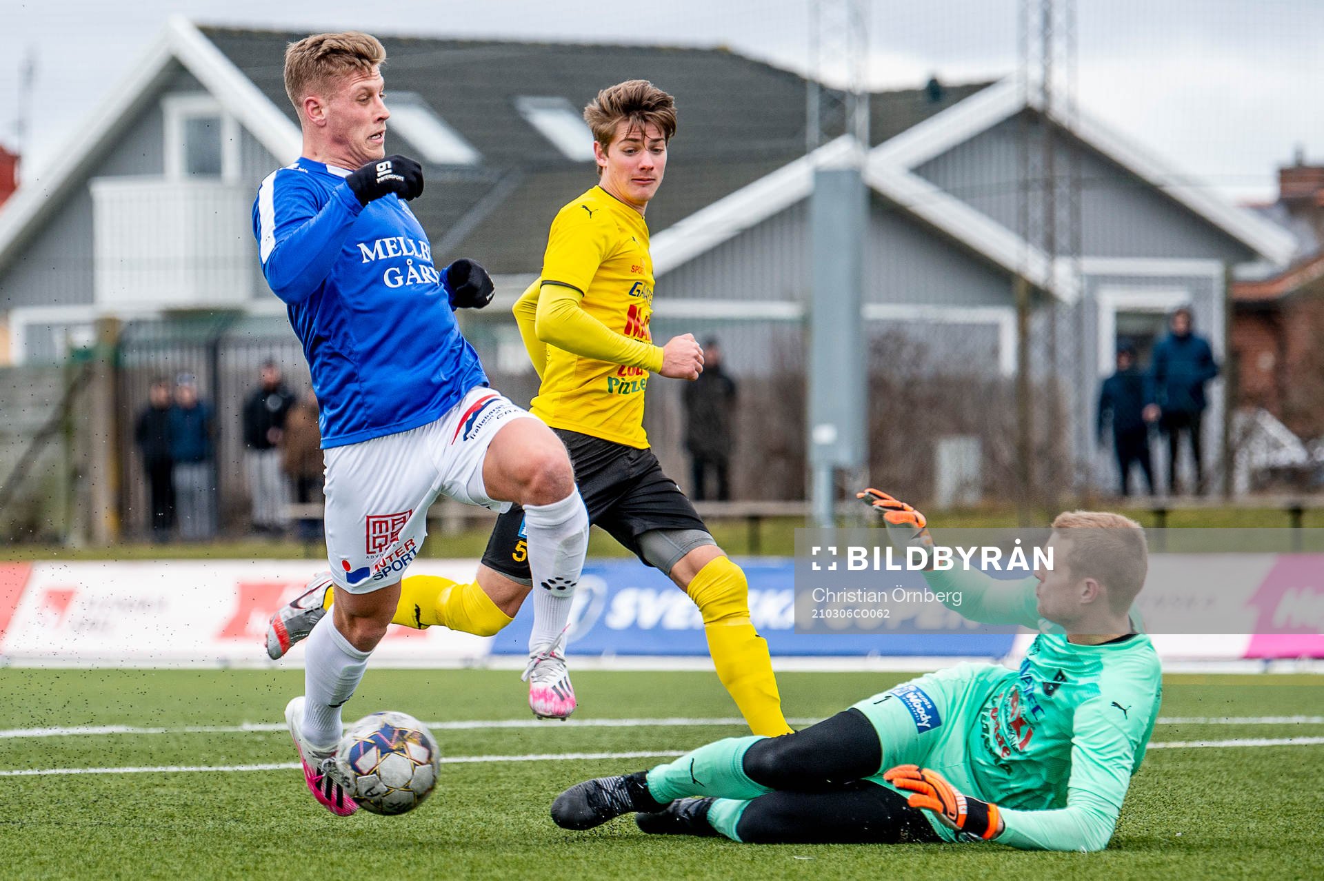 Trelleborgs Tobias Karlsson mot Löddes målvakt Oliver Lindstedt och Fabian Jansson under fotbollsmatchen i Svenska Cupen mellan Trelleborg och Lödde den 6 mars 2021 i Trelleborg.
