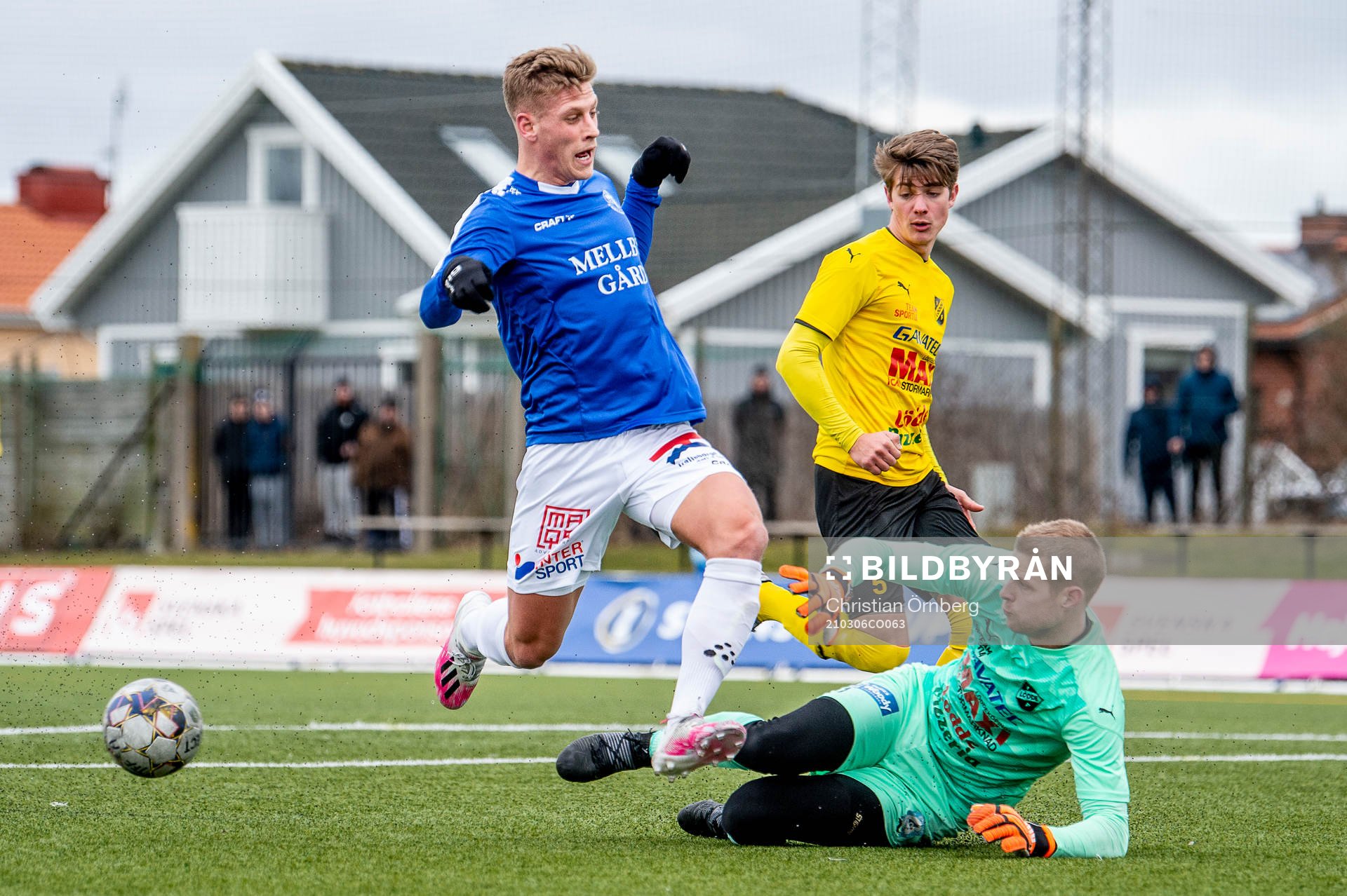 Trelleborgs Tobias Karlsson mot Löddes målvakt Oliver Lindstedt och Fabian Jansson under fotbollsmatchen i Svenska Cupen mellan Trelleborg och Lödde den 6 mars 2021 i Trelleborg.