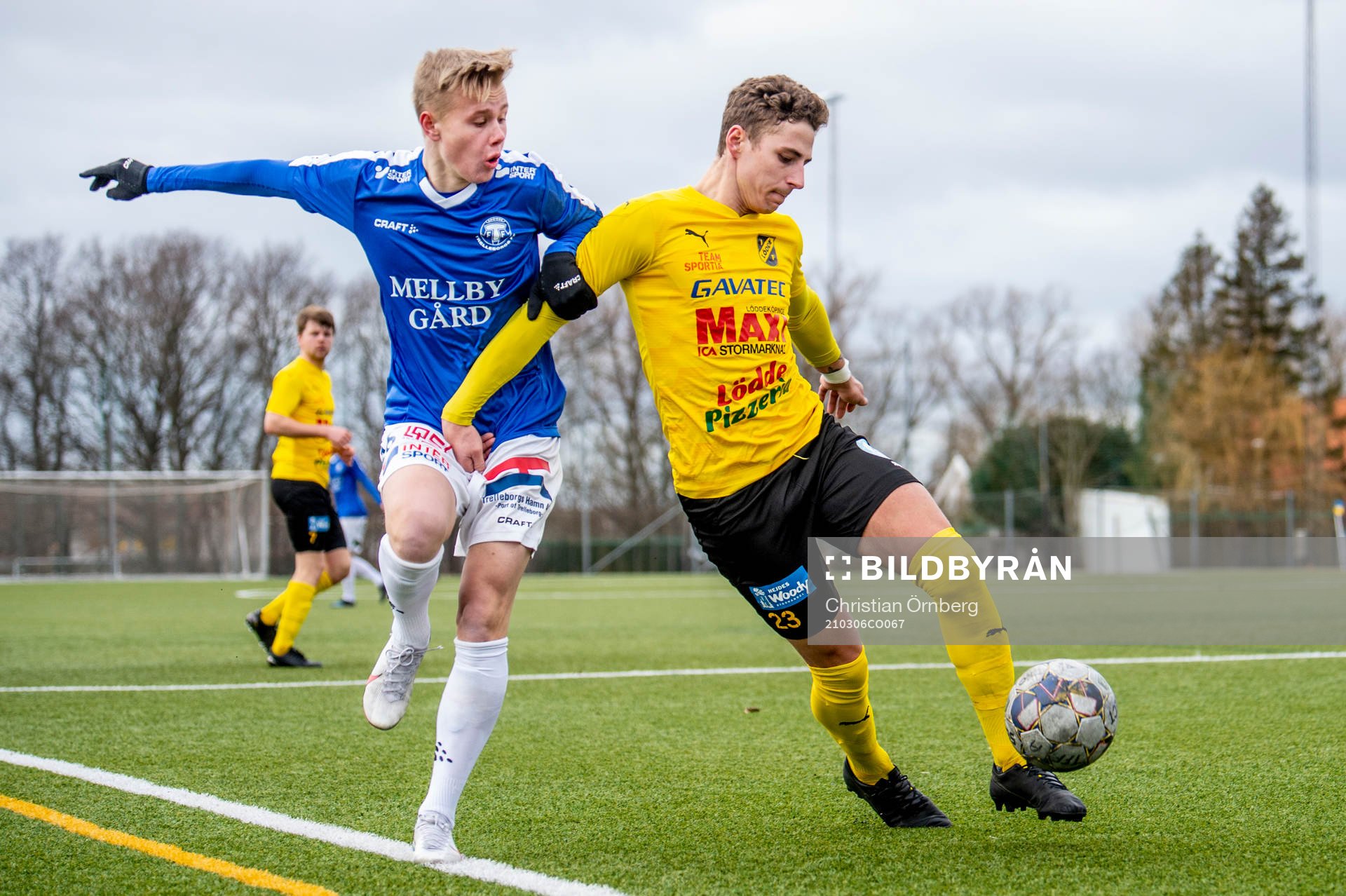 Trelleborgs Noah Tillberg mot Löddes Kevin Nadarevic under fotbollsmatchen i Svenska Cupen mellan Trelleborg och Lödde den 6 mars 2021 i Trelleborg.