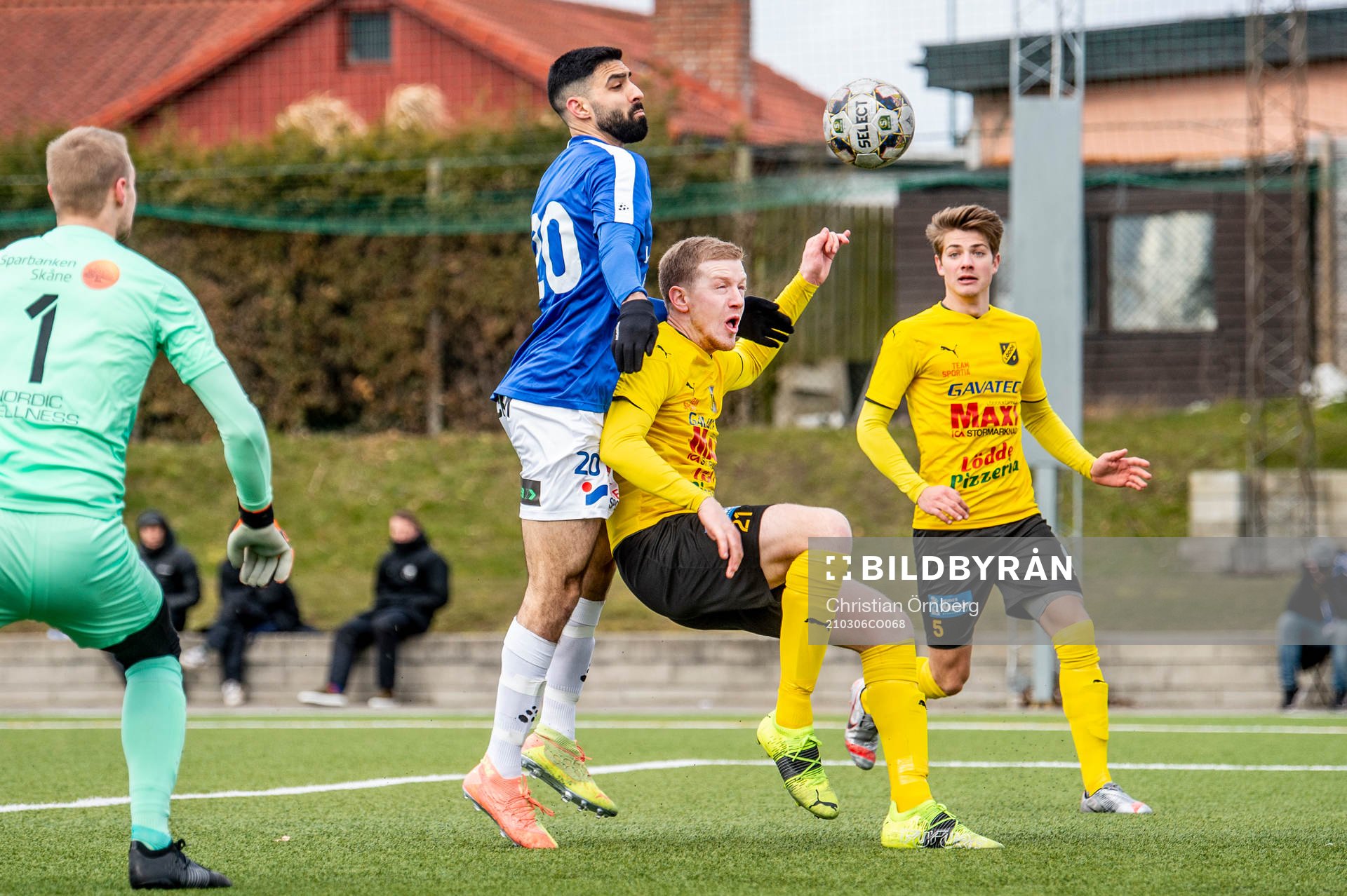Löddes Benjamin Holmgren Kerwall hjälper målvakt Oliver