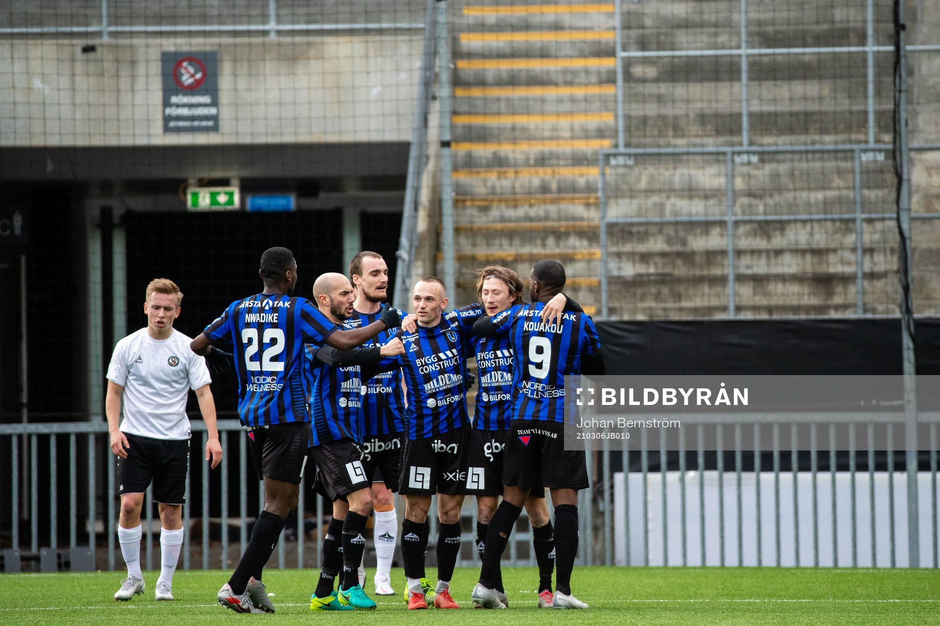 Örebros David Seger deppar samtidigt som Sirius spelare