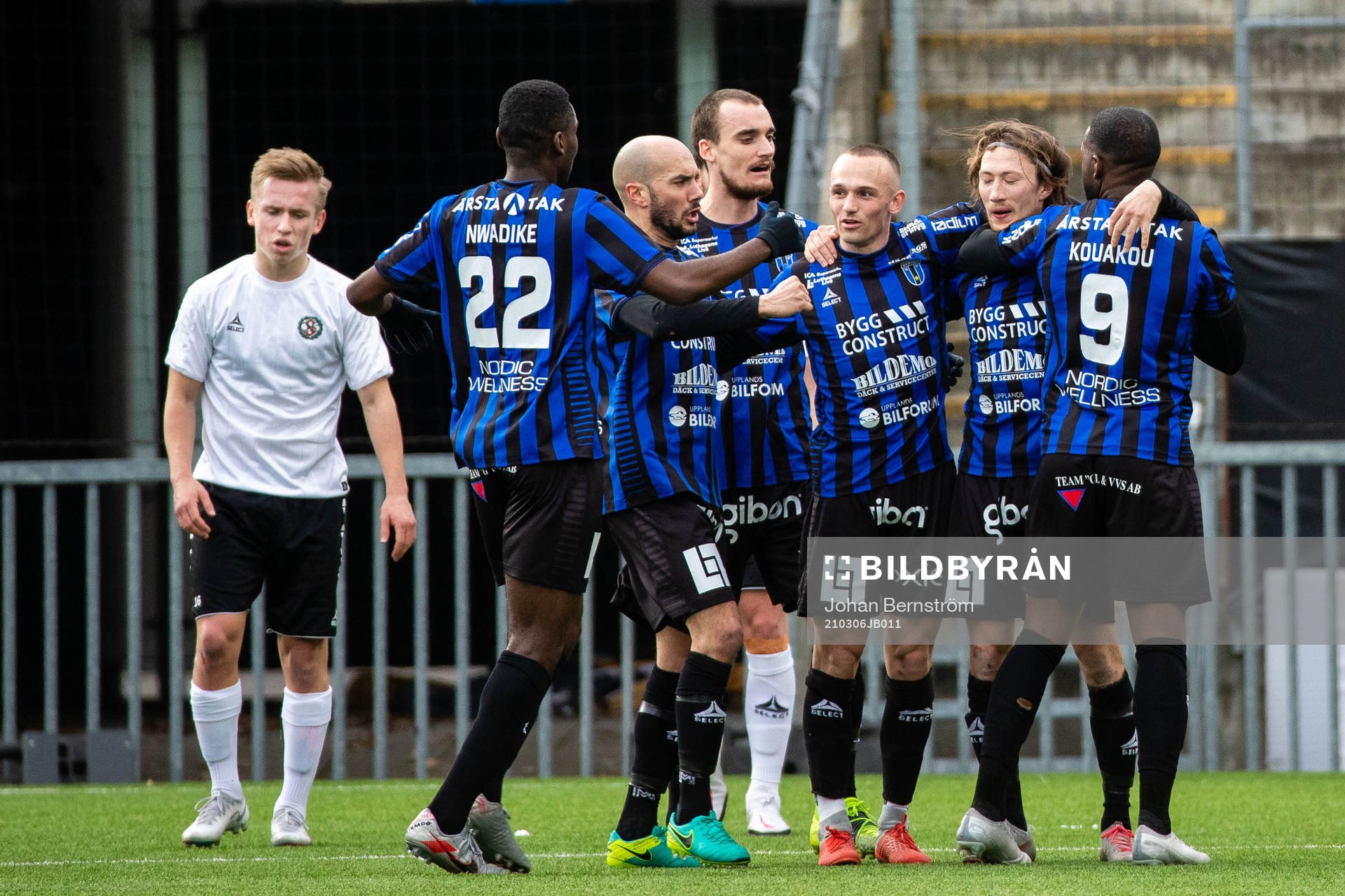 Örebros David Seger deppar samtidigt som Sirius spelare