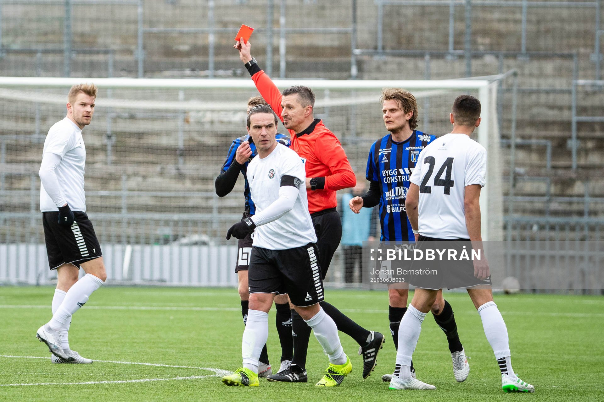 Domare Bojan Pandzic delar ut rött kort till Sirius Marcus