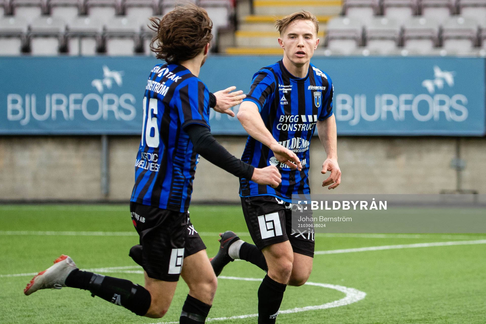 Sirius Jacob Ortmark jublar tillsammans med Axel Björnström efter 1-2 under fotbollsmatchen i Svenska Cupen mellan Örebro och Sirius den 6 mars 2021 i Örebro.