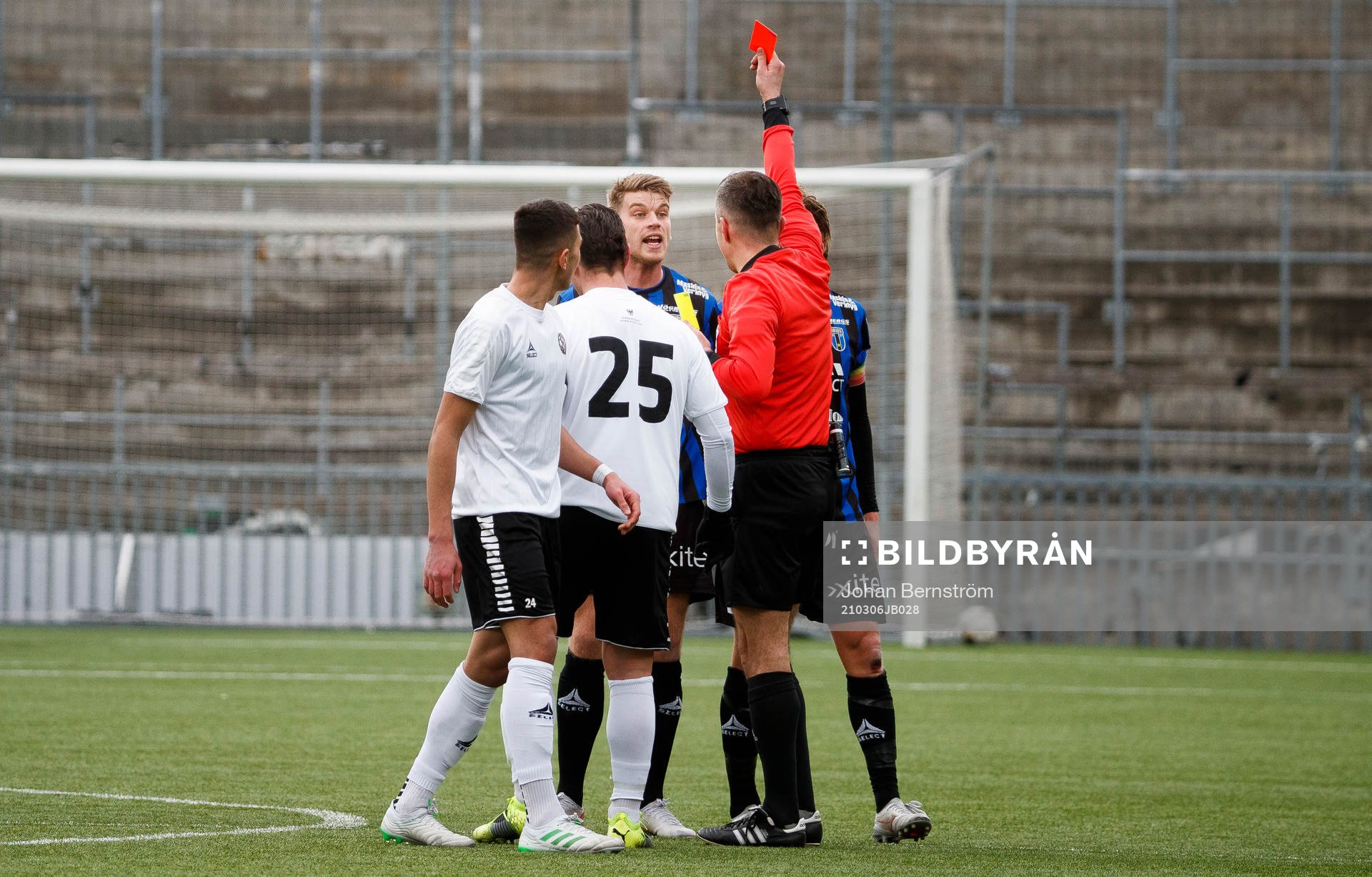 Domare Bojan Pandzic delar ut rött kort till Sirius Marcus