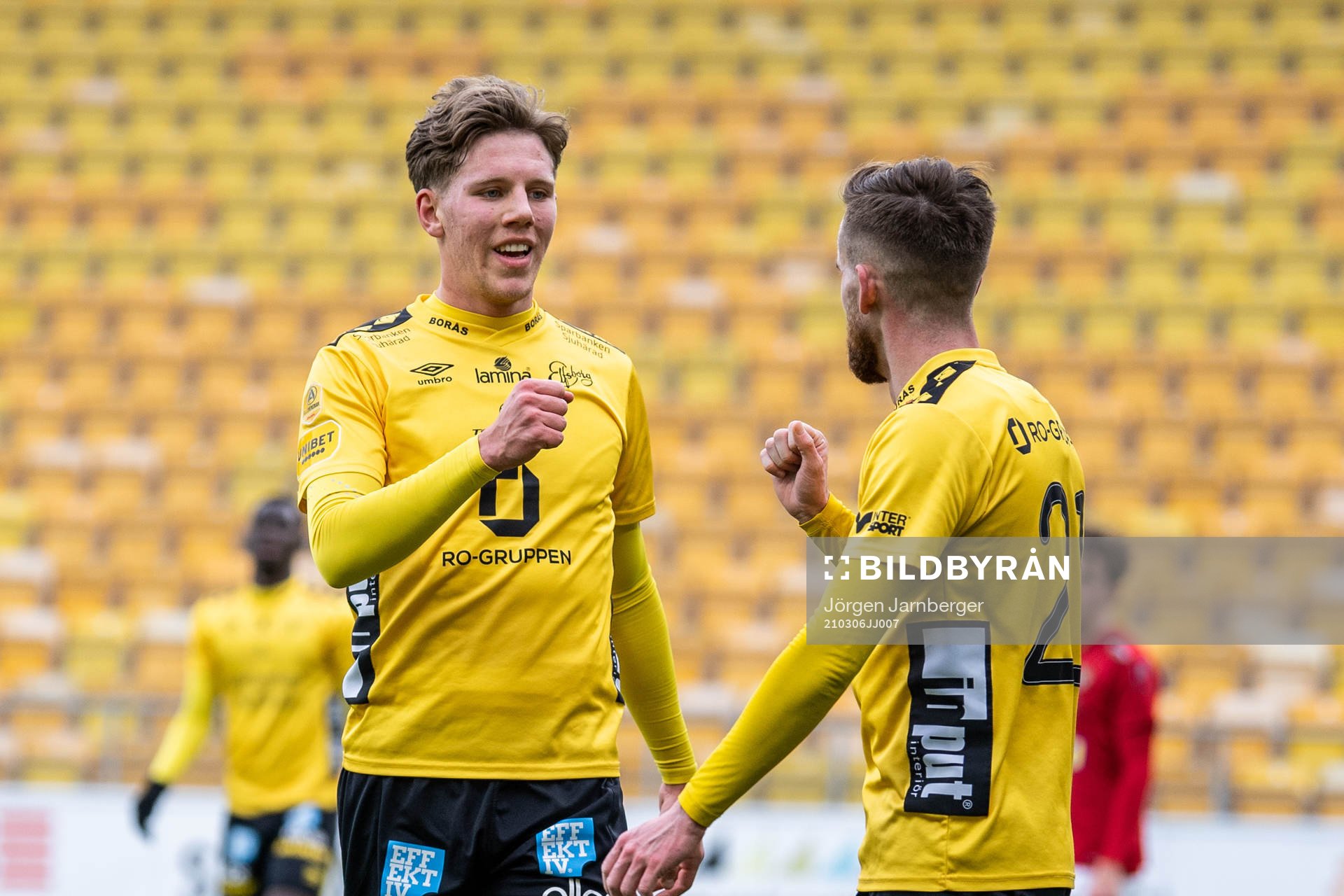 Elfsborgs Rasmus Alm (h) jublar med Noah Söderberg (v) efter 1-0 under fotbollsmatchen i Svenska Cupen mellan Elfsborg och Falkenberg den 6 mars 2021 i Borås.
