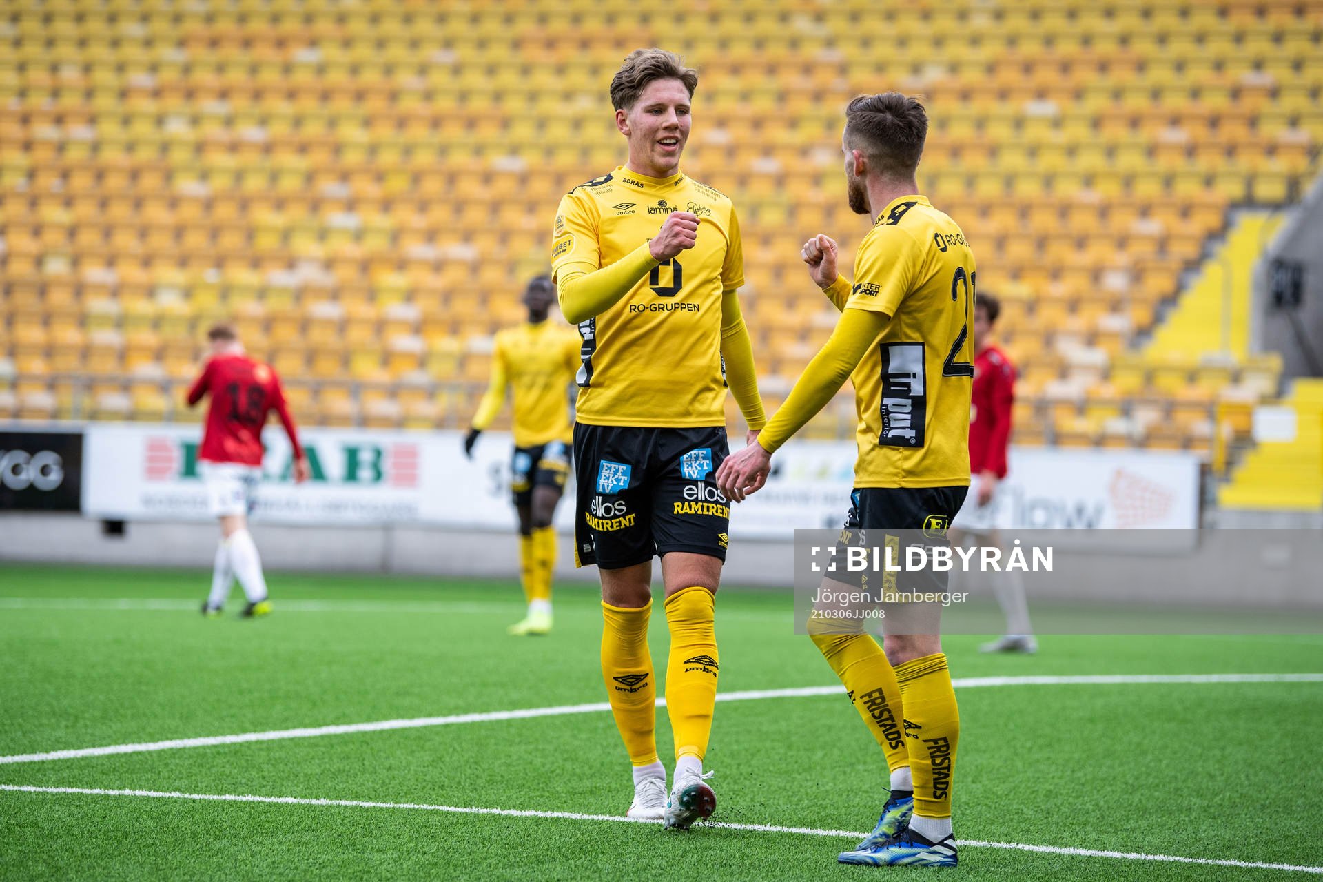 Elfsborgs Rasmus Alm (h) jublar med Noah Söderberg (v) efter 1-0 under fotbollsmatchen i Svenska Cupen mellan Elfsborg och Falkenberg den 6 mars 2021 i Borås.