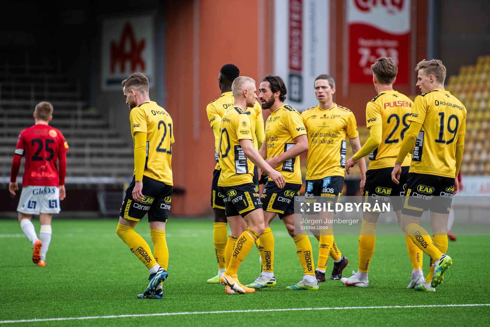 Elfsborgs spelare jublar efter 1-0 av Rasmus Alm (v) under fotbollsmatchen i Svenska Cupen mellan Elfsborg och Falkenberg den 6 mars 2021 i Borås.
