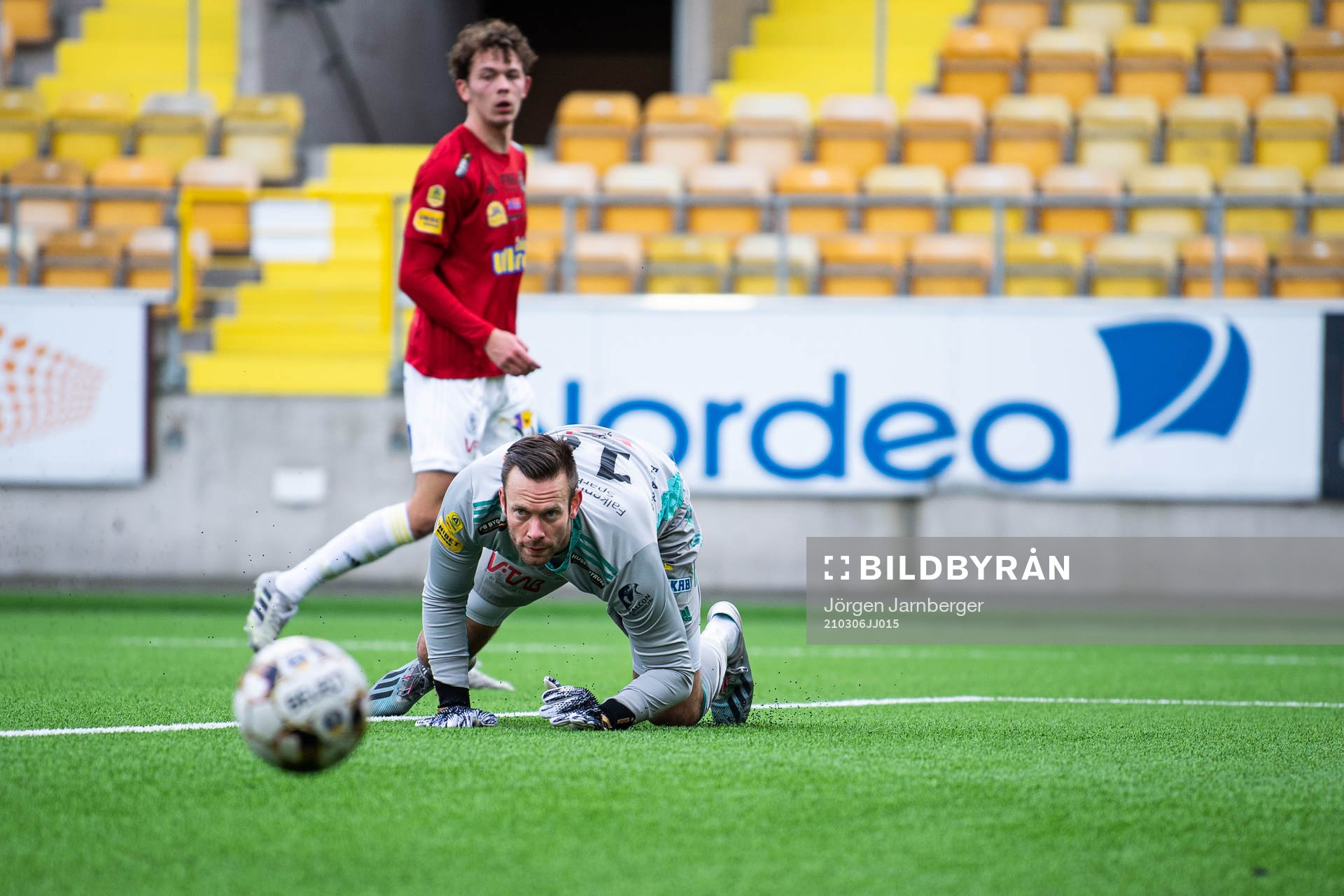 Falkenbergs målvakt Viktor Noring ser bollen rulla in till