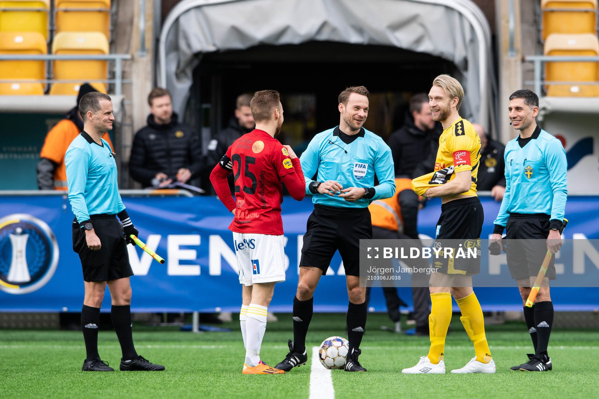 Domare Kristoffer Karlsson pratar med Falkenbergs Tobias Englund och Elfsborgs Johan Larsson vid lottningen inför fotbollsmatchen i Svenska Cupen mellan Elfsborg och Falkenberg den 6 mars 2021 i Borås. 