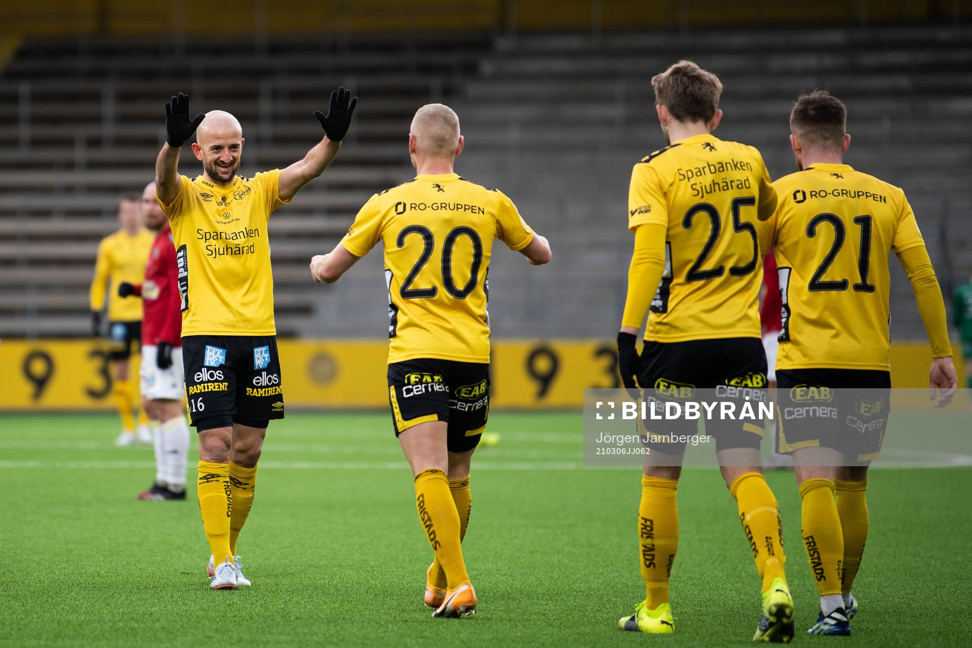 Elfsborgs Robert Gojani jublar efter att Simon Strand (rygg mot kameran) gjort 3-1 under fotbollsmatchen i Svenska Cupen mellan Elfsborg och Falkenberg den 6 mars 2021 i Borås.