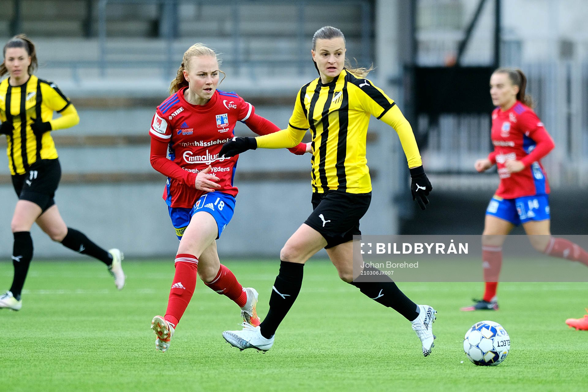 Vittsjös Ebba Wieder och Häckens Milica Mijatović under träningsmatchen i fotboll mellan Häcken och Vittsjö den 6 mars 2021 i Göteborg. 