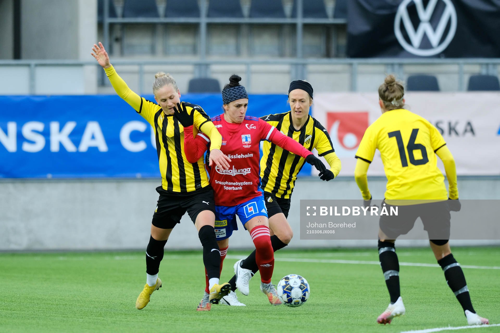 Vittsjös Fernanda Da Silva i duell med Häckens Filippa Curmark och Emma Kullberg under träningsmatchen i fotboll mellan Häcken och Vittsjö den 6 mars 2021 i Göteborg.