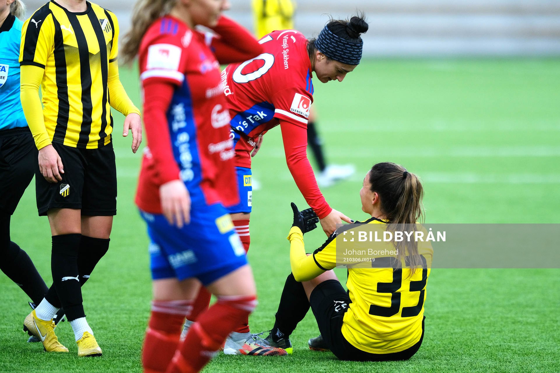 Vittsjös Fernanda Da Silva hjälper Häckens Johanna