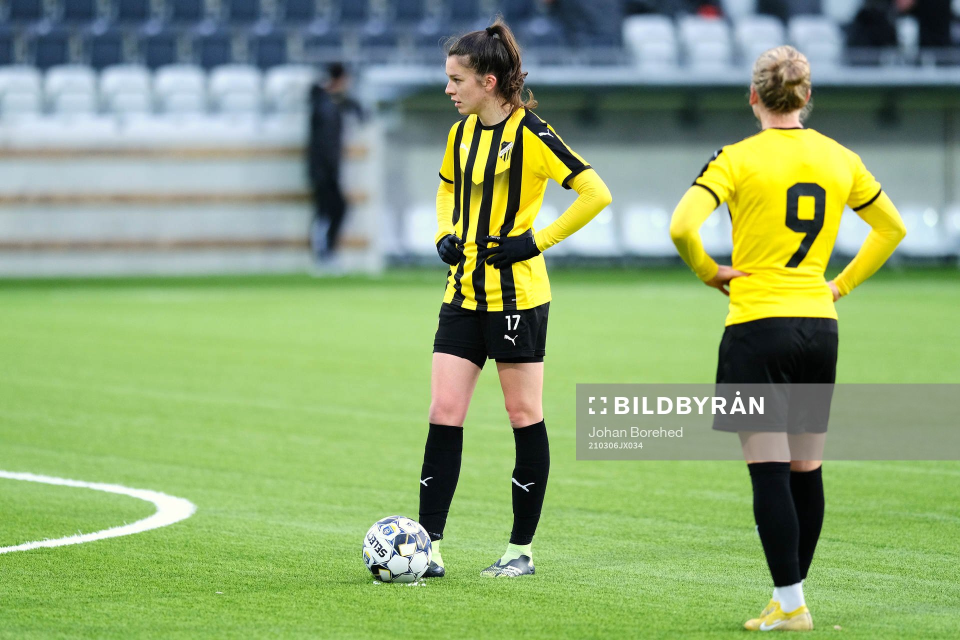 Häckens Anna Julia Csiki och Filippa Curmark vid en