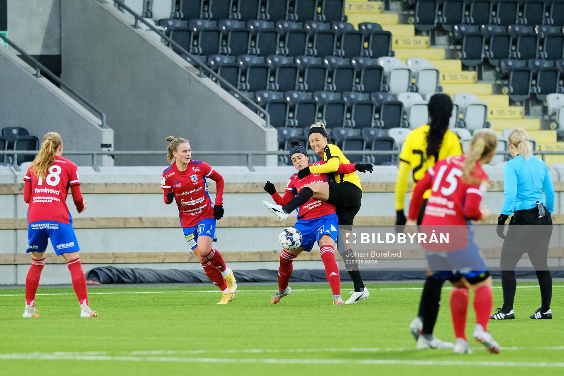 Häckens Emma Kullberg i duell med Vittsjös Fernanda Da Silva under träningsmatchen i fotboll mellan Häcken och Vittsjö den 6 mars 2021 i Göteborg. 