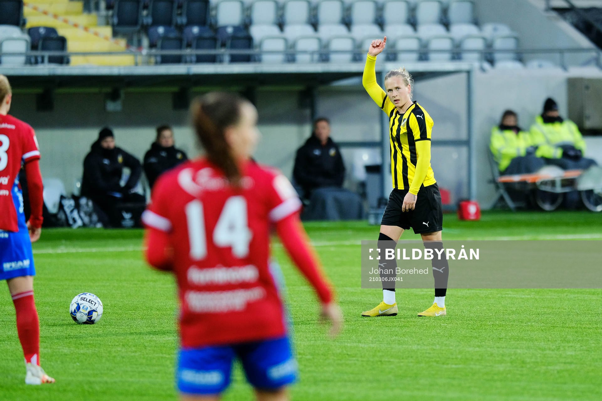 Häckens Filippa Curmark med en frispark