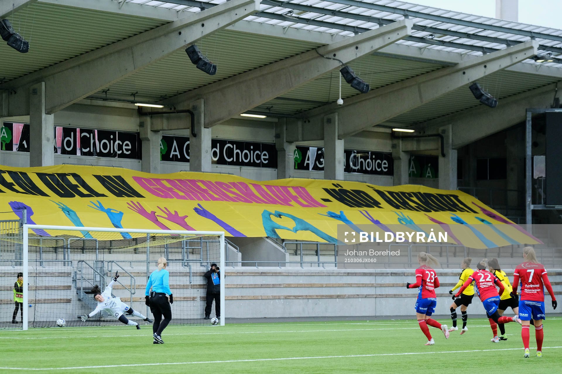 Häckens Filippa Angeldahl gör 1-0 på straff bakom
