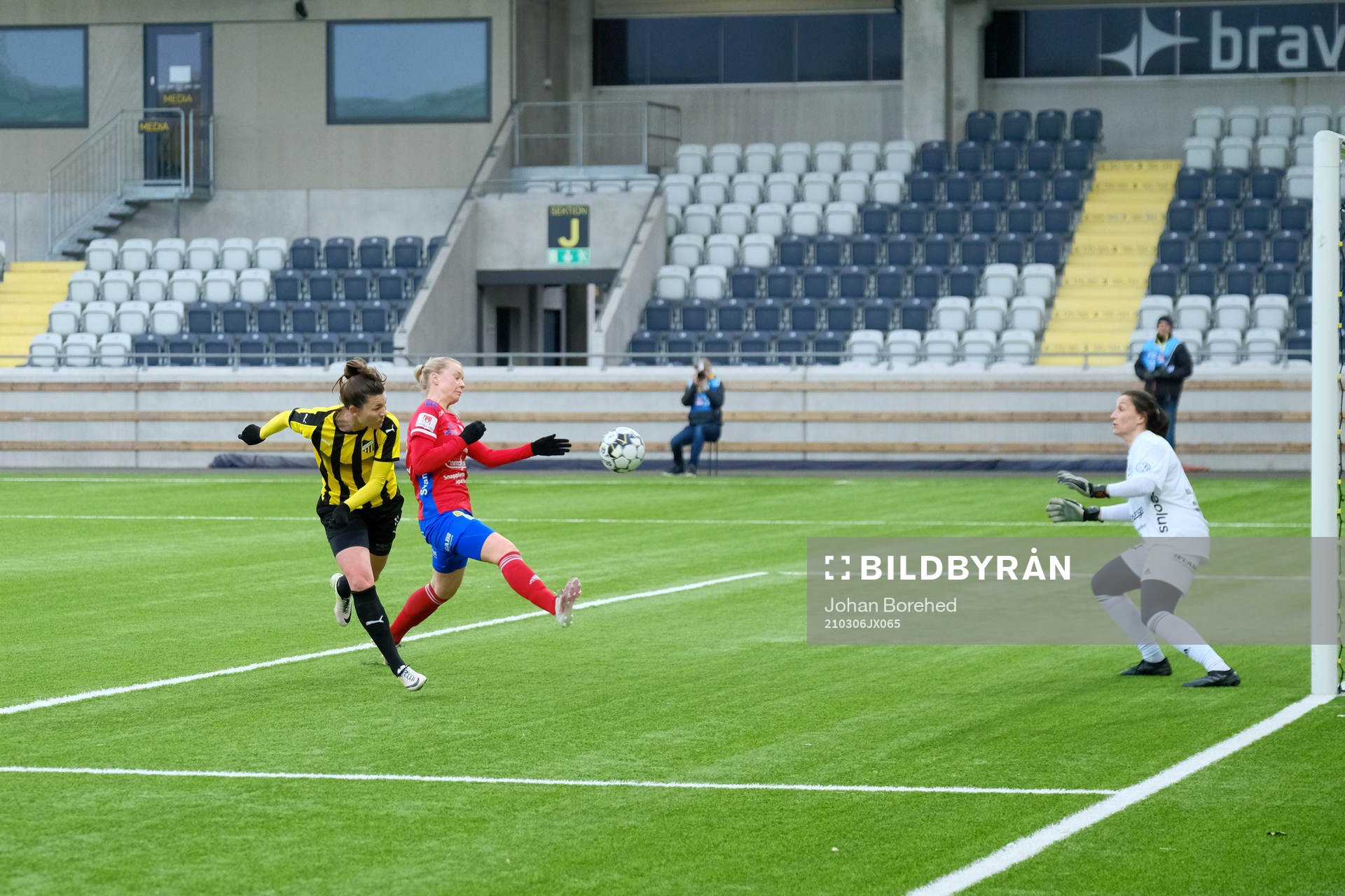 Häckens Pauline Hammarlund nickar in ett mål