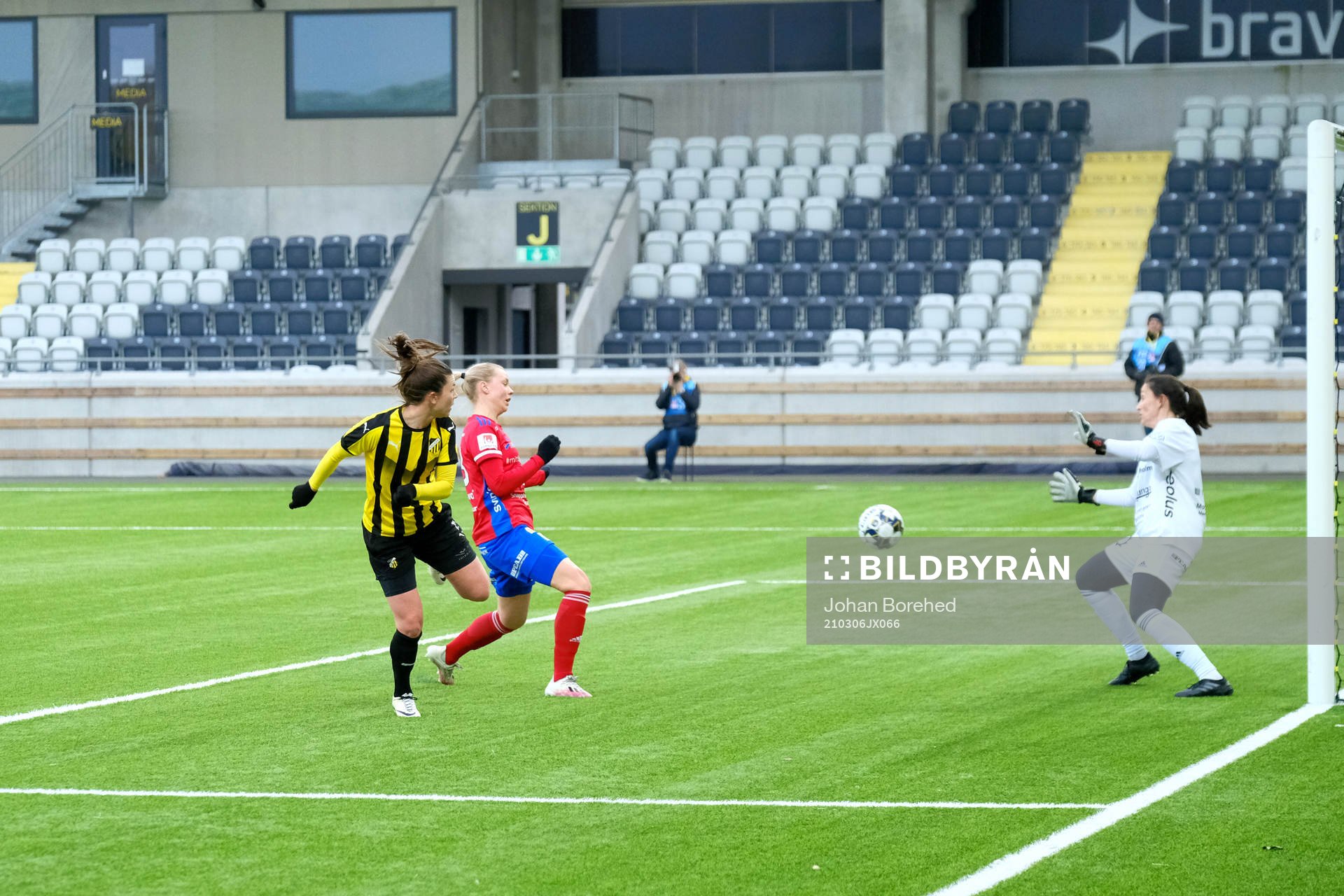 Häckens Pauline Hammarlund nickar in ett mål