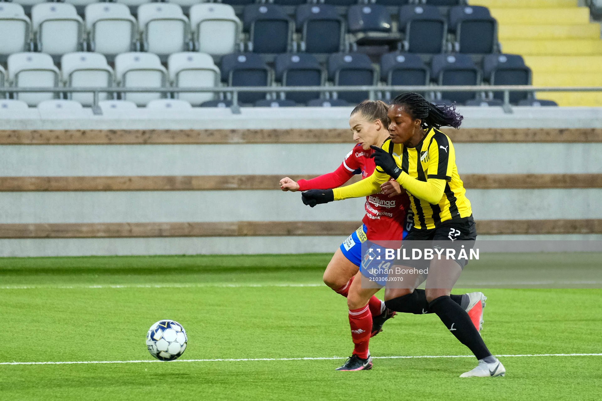 Vittsjös Filippa Wallén i duell med Häckens Evelyn Ijeh under träningsmatchen i fotboll mellan Häcken och Vittsjö den 6 mars 2021 i Göteborg. 