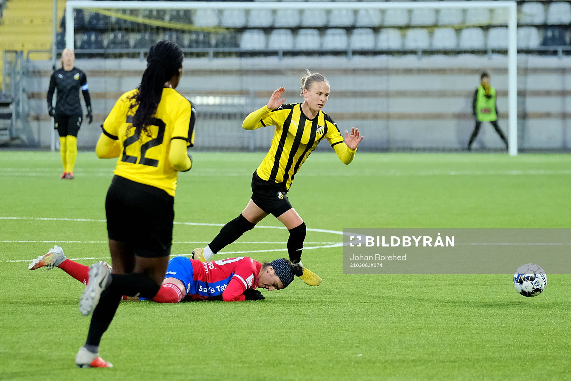 Vittsjös Fernanda Da Silva har fallit i duell med Häckens Filippa Curmark under träningsmatchen i fotboll mellan Häcken och Vittsjö den 6 mars 2021 i Göteborg.